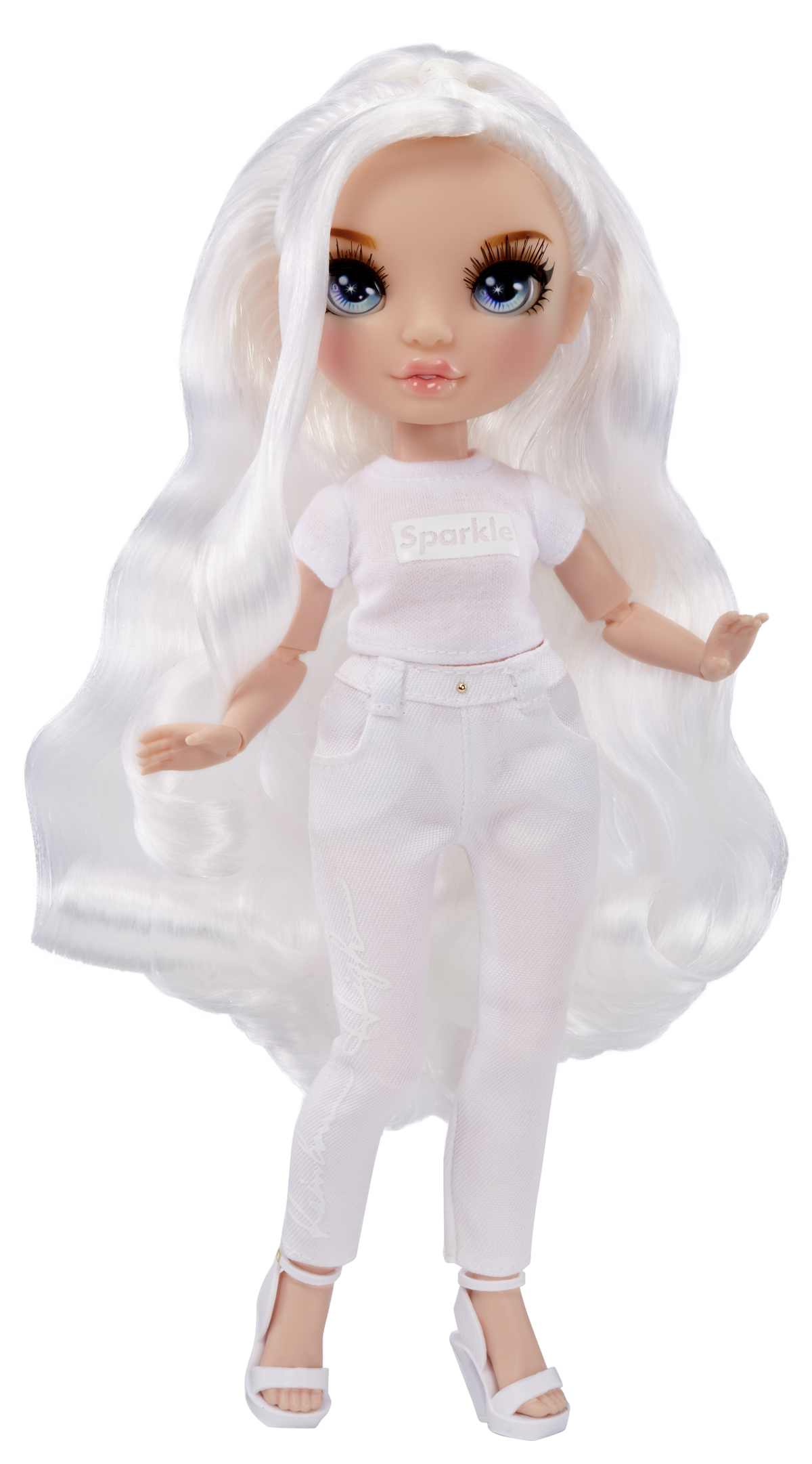 Una muñeca con cabello y ropa blancos sobre un fondo blanco.