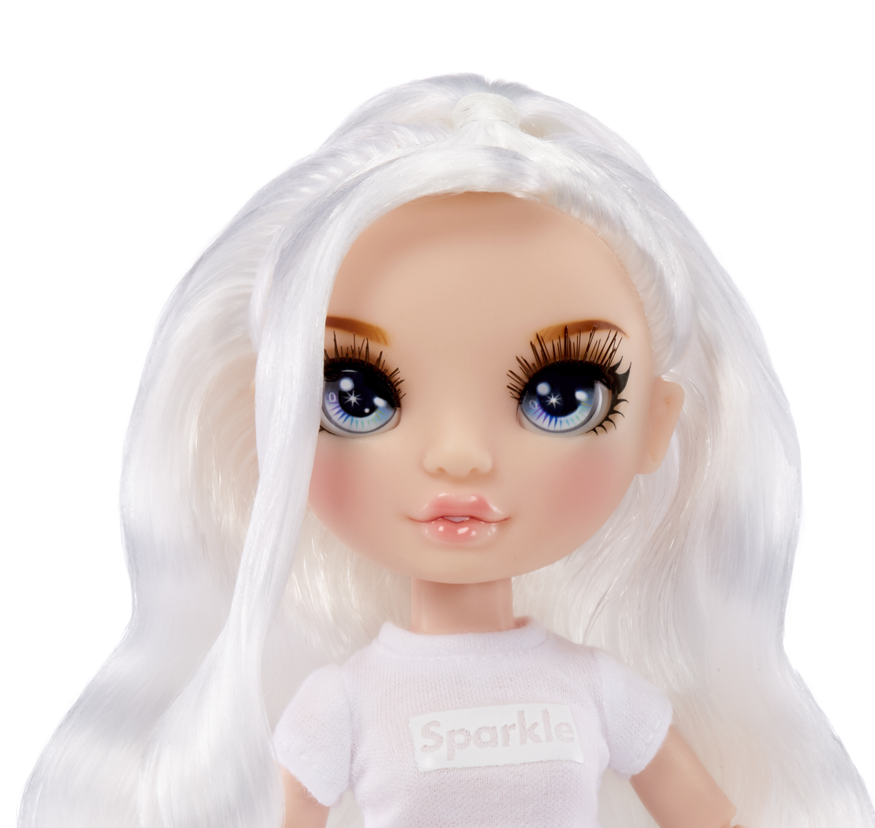 Primer plano de una muñeca con cabello blanco, ojos azules y top blanco.