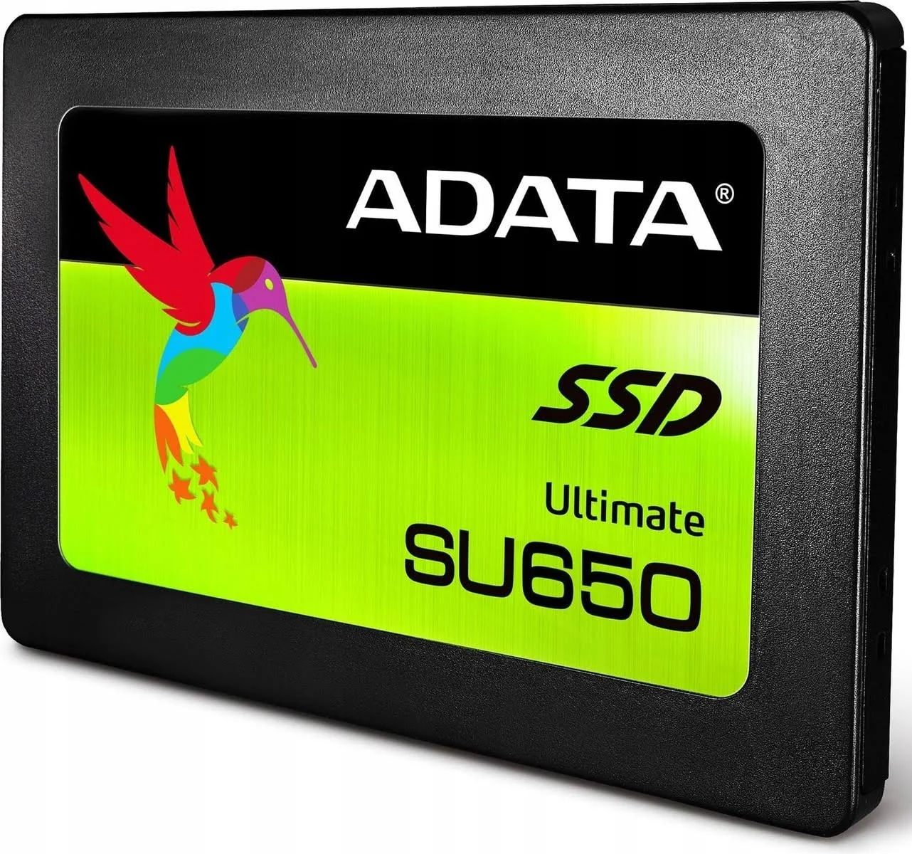 Czarny dysk SSD z zieloną etykietą z kolorowym ptakiem i logo ADATA. Białe tło.