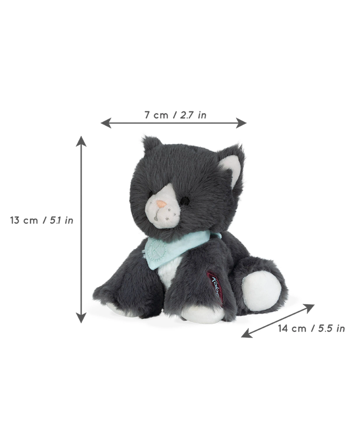 Eine graue Plüschkatze mit blauem Schal, sitzend, mit Größenangaben in Zentimetern und Zoll.