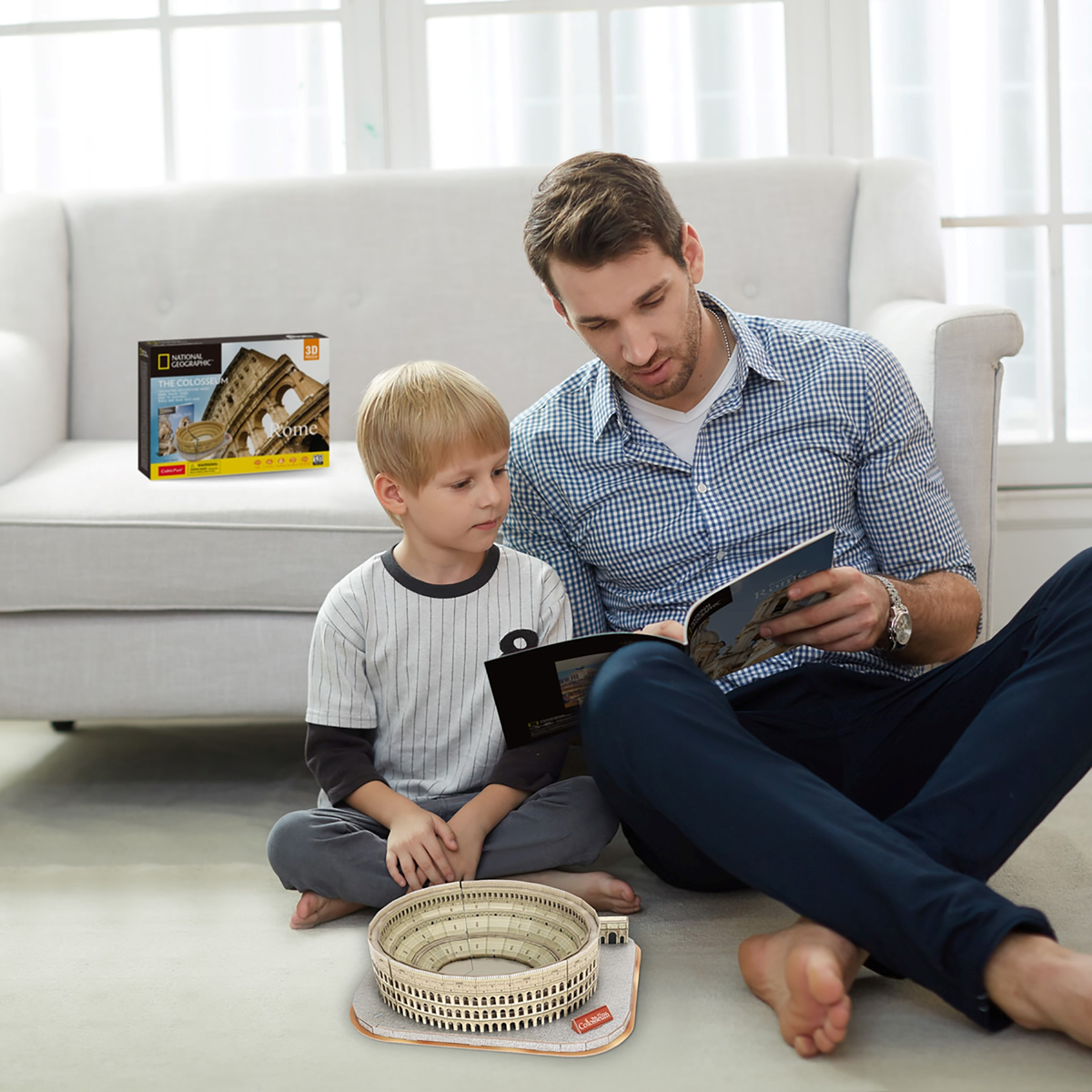Mężczyzna i dziecko czytają książkę i układają puzzle 3D Koloseum.