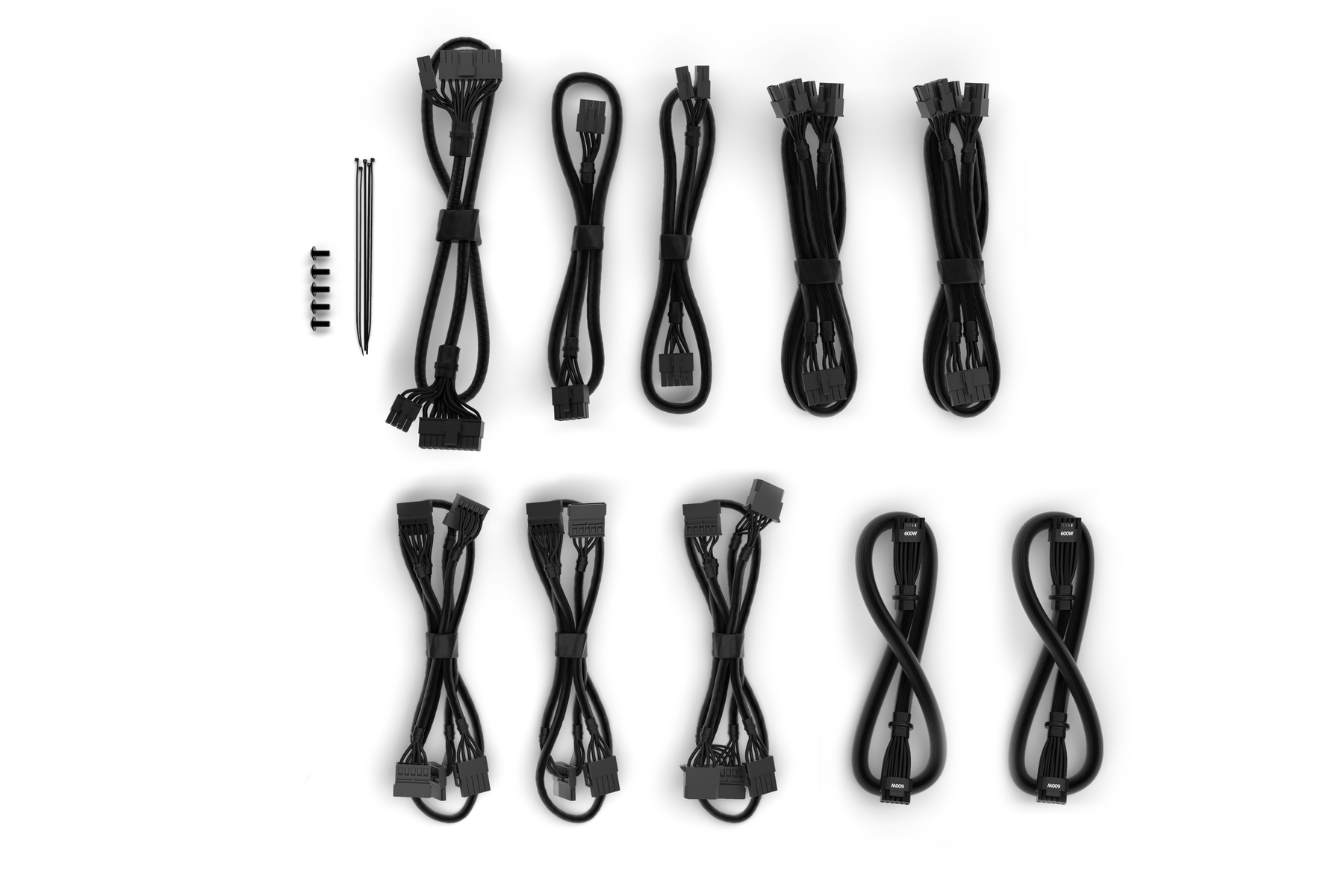 Zestaw czarnych kabli i złączy komputerowych na białym tle. Kable o różnych długościach i typach.