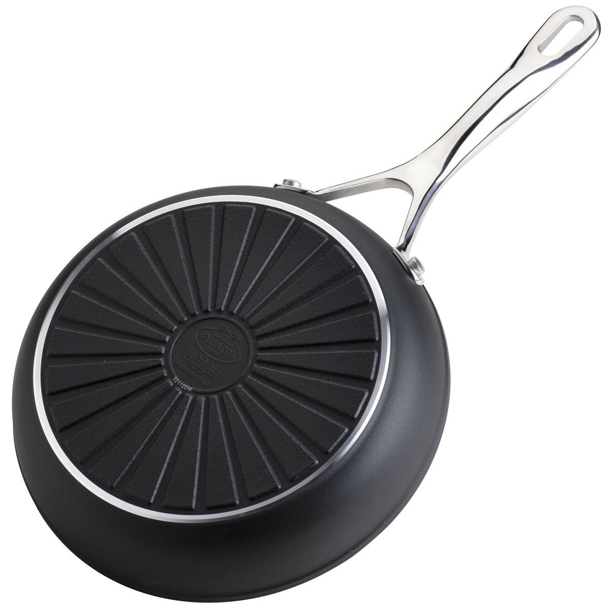 Czarna patelnia, widoczny spód. Ma teksturowaną powierzchnię ze srebrną obręczą i uchwytem.