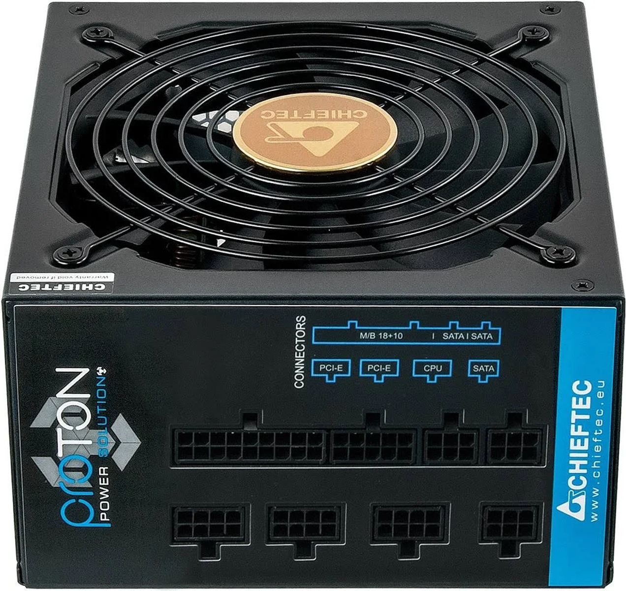 Zwarte Chieftec voeding met een ventilator en een blauw paneel met connectordetails.