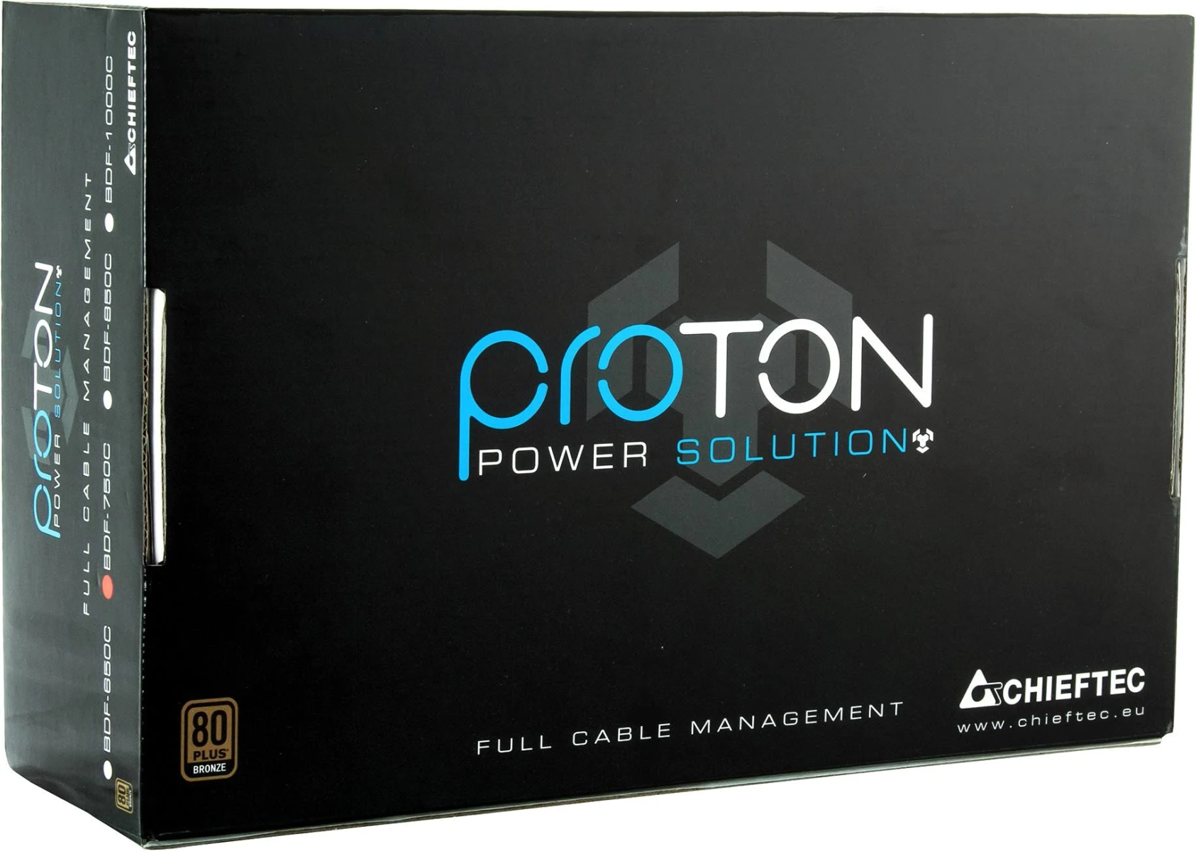 Zwarte doos met 'proton power solution' in blauw en wit. De doos is zwart.