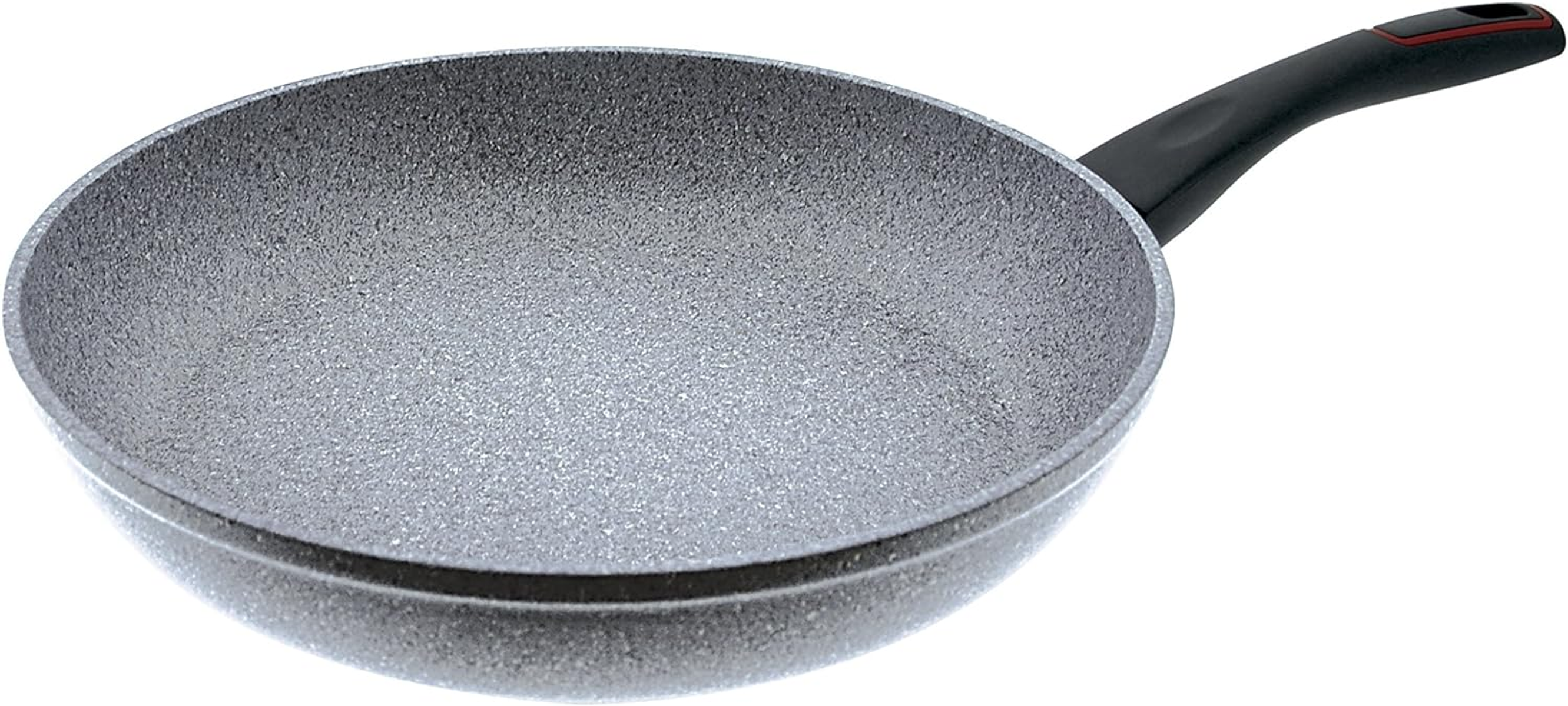 Szara patelnia z czarnym uchwytem i czerwonym akcentem. Patelnia znajduje się na białej powierzchni.