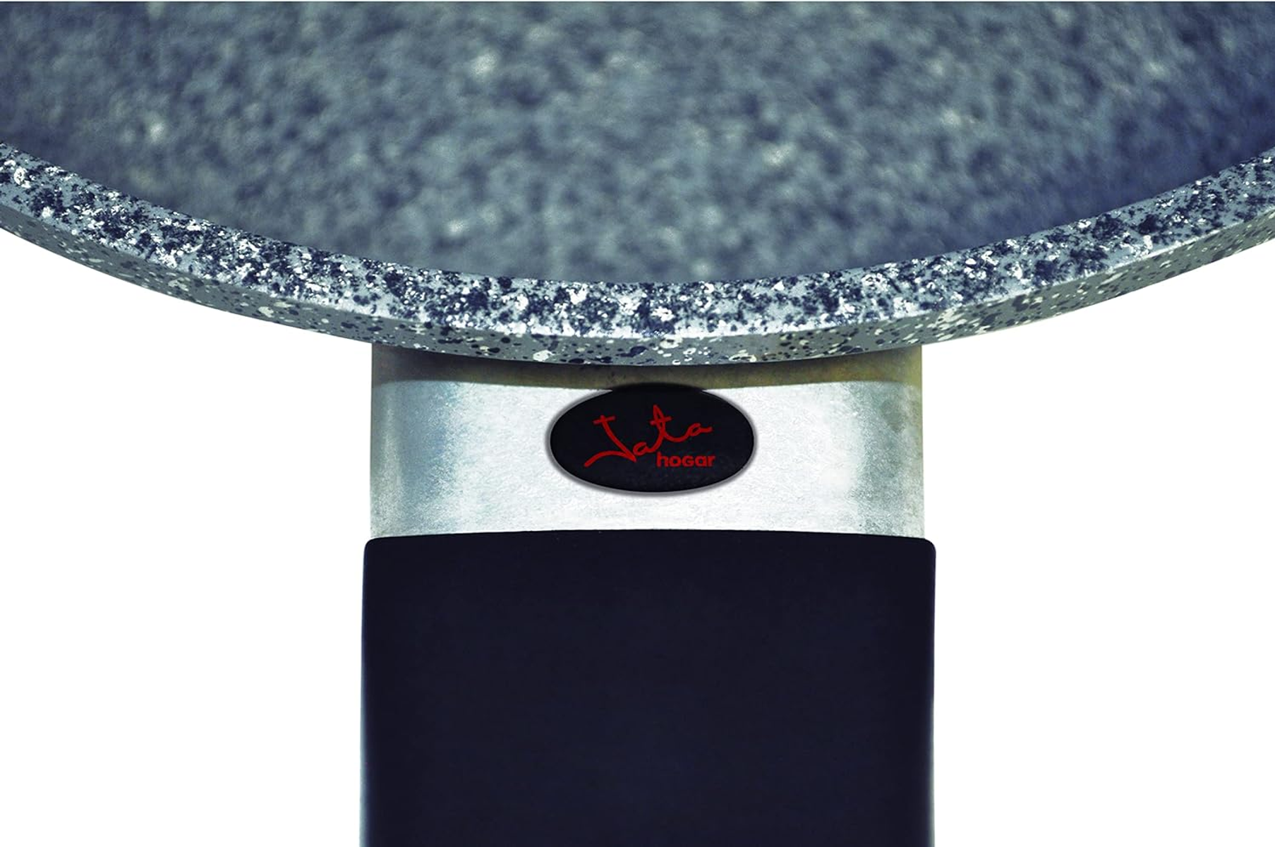 Zbliżenie granitowego blatu ze srebrną podstawą i czarnym wykończeniem, białe tło.