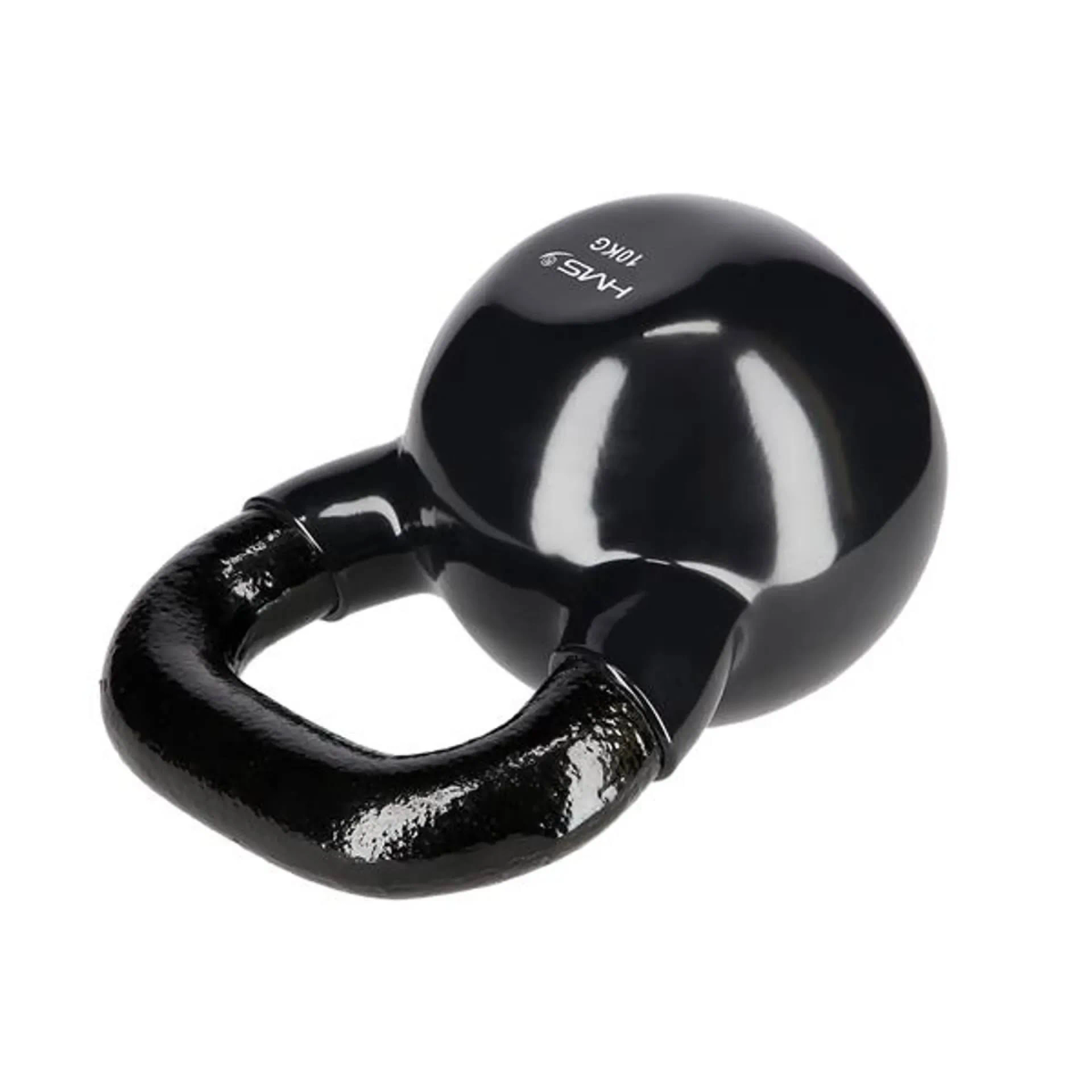 Un kettlebell nero con un manico curvo. Il peso è di 10 kg. Sfondo bianco. La superficie è lucida.