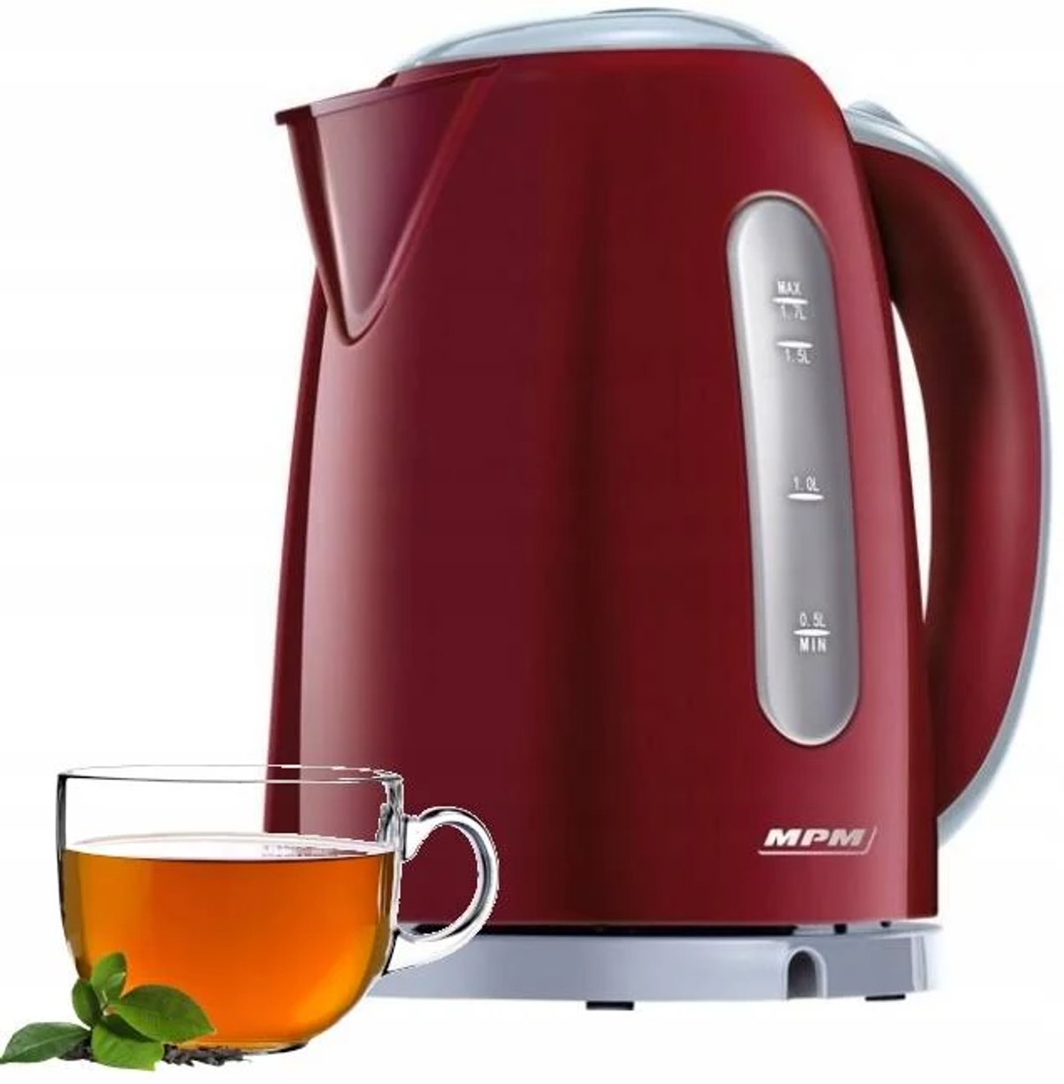 Czerwony czajnik elektryczny obok szklanki herbaty i liści herbaty.