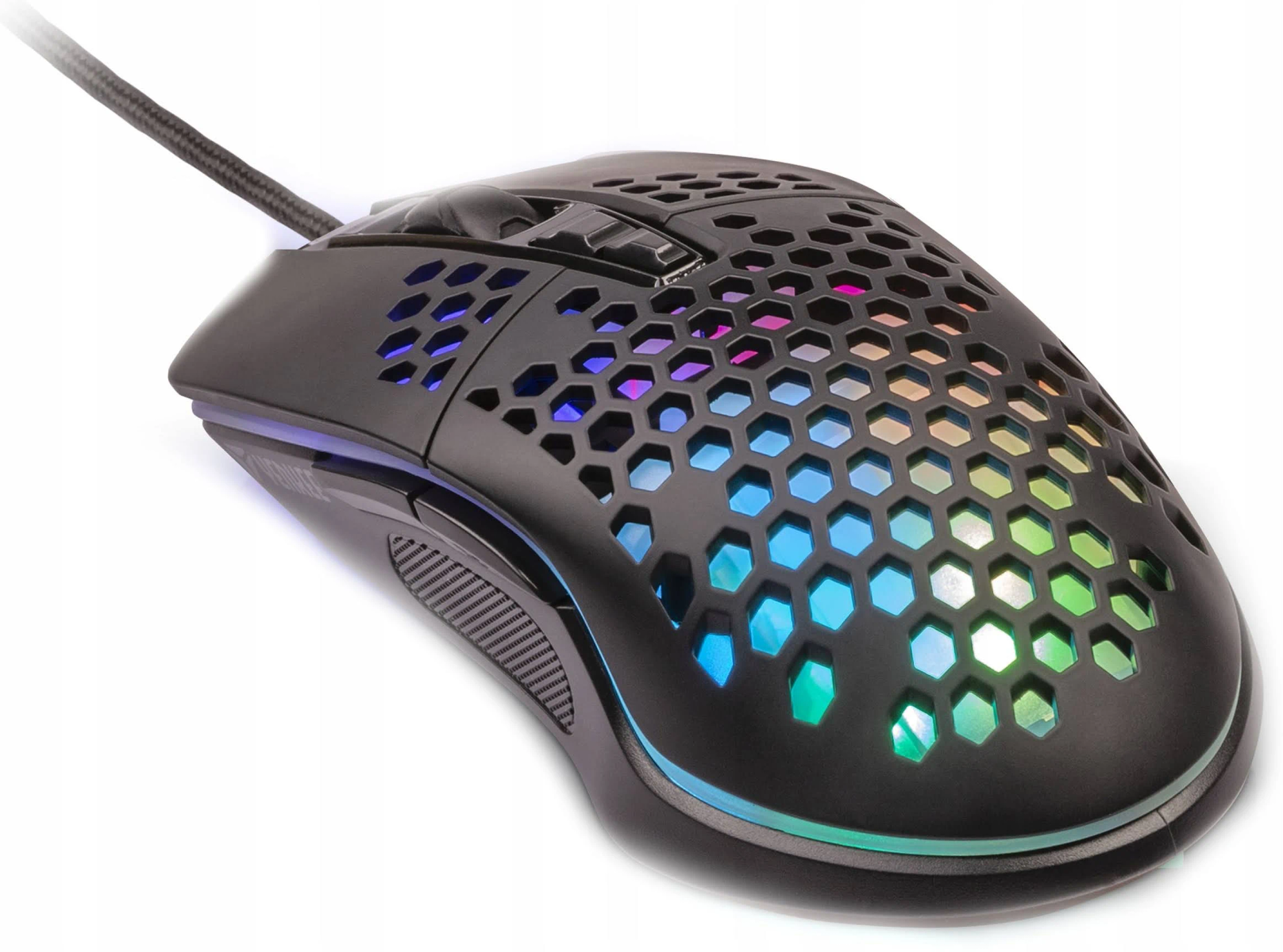 Eine schwarze Gaming-Maus mit Wabenmuster und RGB-Beleuchtung. Sie hat ein Kabel. Weißer Hintergrund.