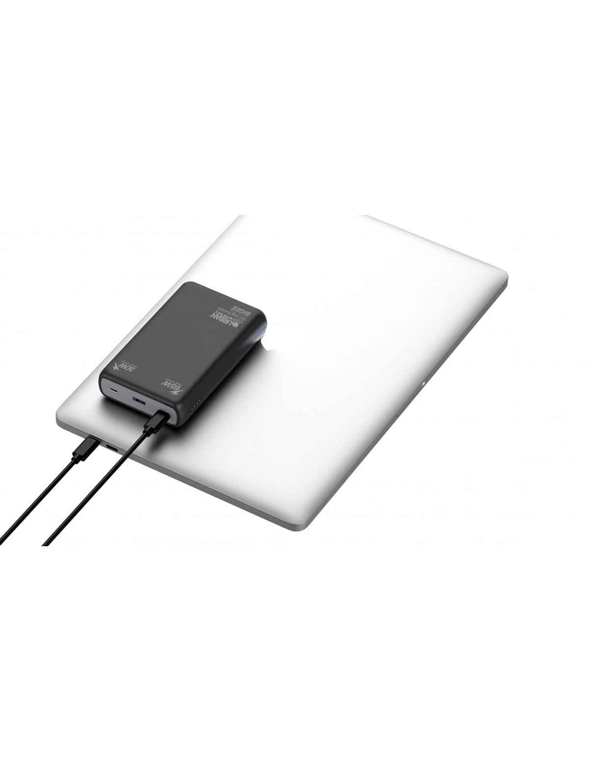 Power bank nero su un laptop argentato, con due cavi di ricarica neri.