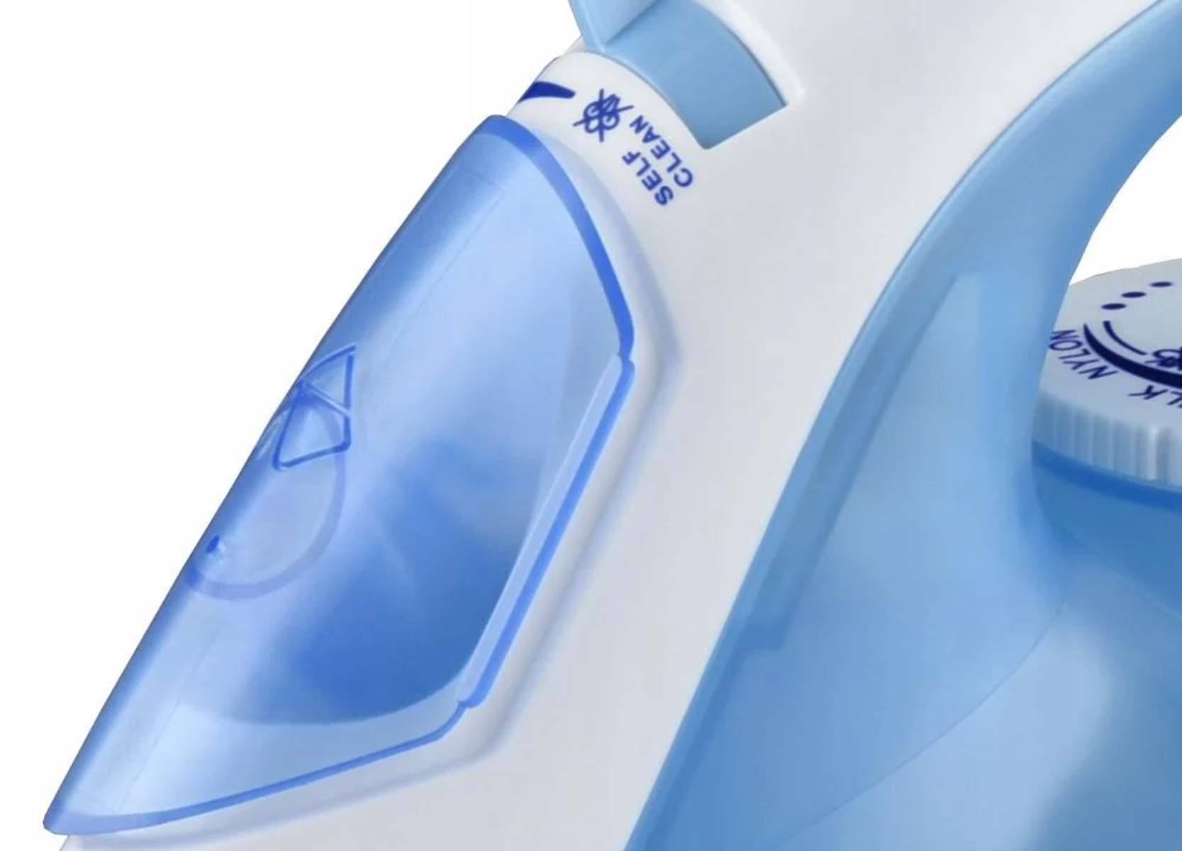 Weißes und blaues Bügeleisen, zeigt den Wassertank und den Text 'Self Clean'.