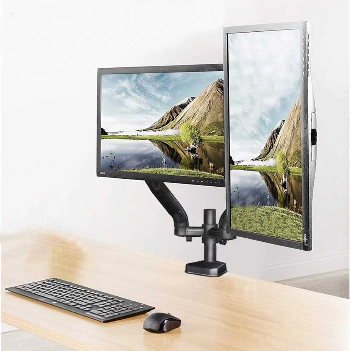 Twee computermonitoren, één verticaal, gemonteerd op een bureau met een toetsenbord en muis.
