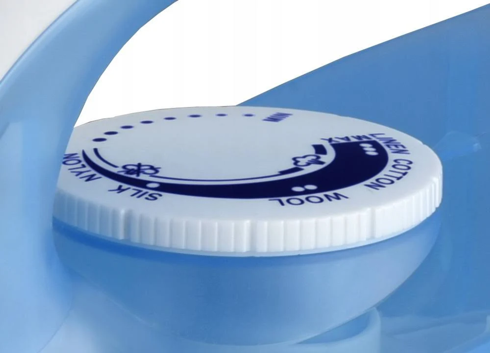 Blaues Bügeleisen mit weißem Einstellrad. Das Rad hat Einstellungen für Seide, Nylon, Wolle, Baumwolle und Leinen.