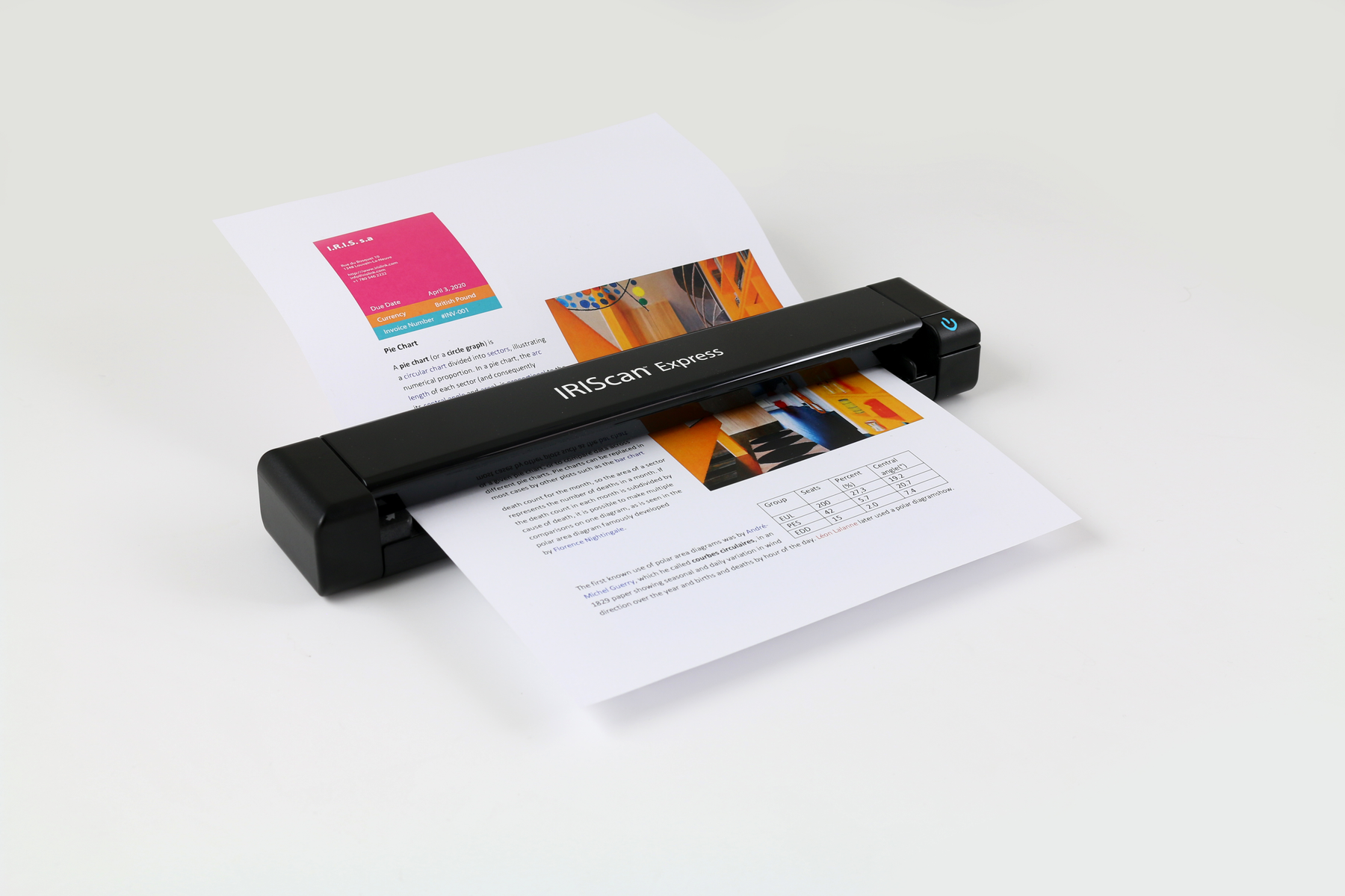 Schwarzer und weißer tragbarer Scanner, der ein Dokument scannt. Weißer Hintergrund.
