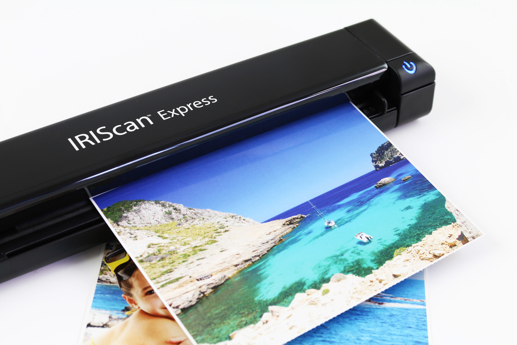 Ein schwarzer tragbarer Scanner, der ein farbenfrohes Bild mit Strand und Meer scannt.