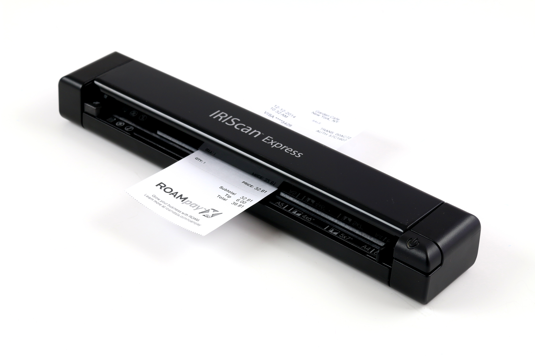 Schwarzer IRIScan Express Scanner mit gescanntem Beleg. Weißer Hintergrund. Der Scanner ist geöffnet.