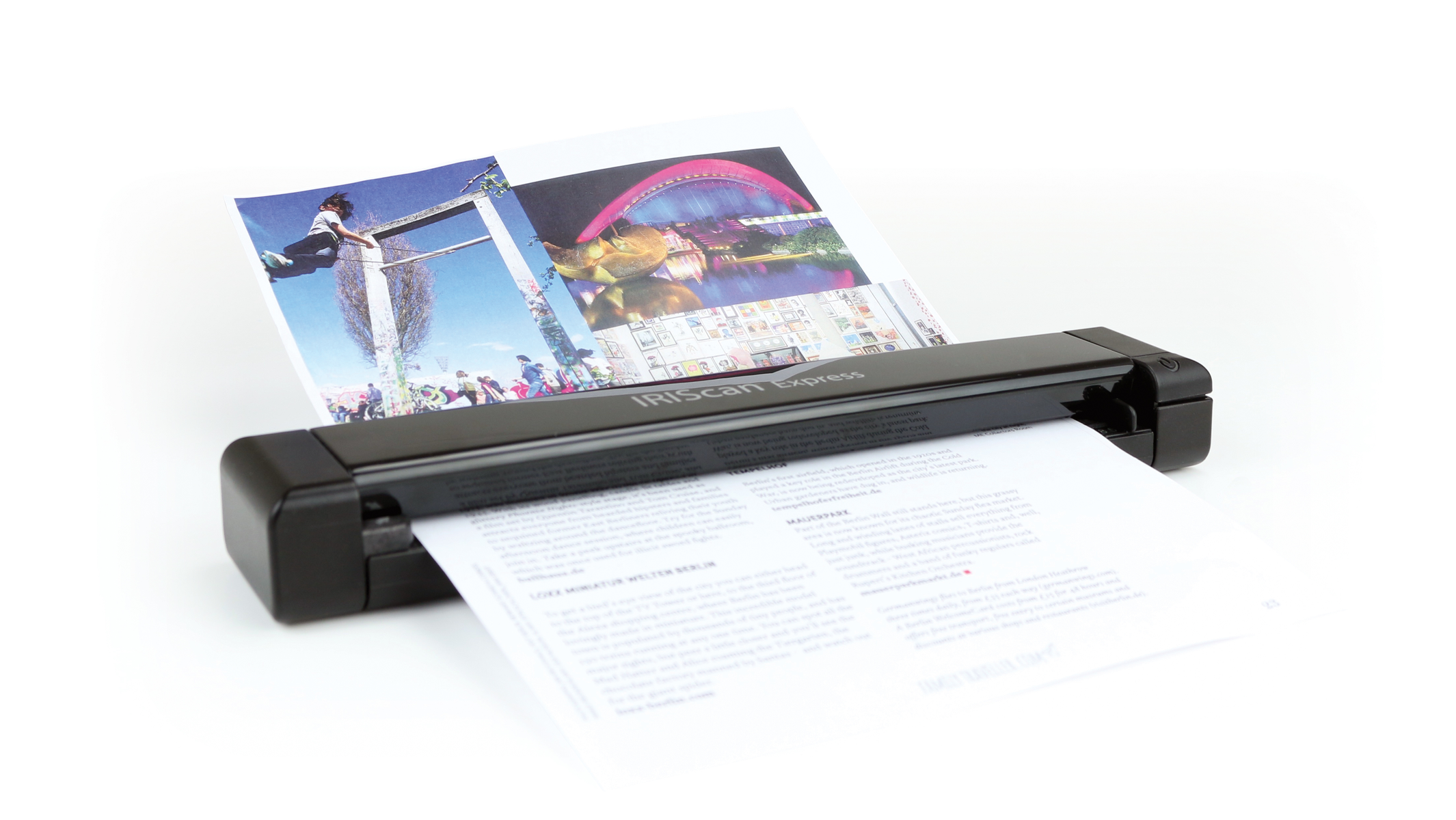 Dokumentenscanner, der ein Dokument scannt, mit zusätzlichen Seiten sichtbar.