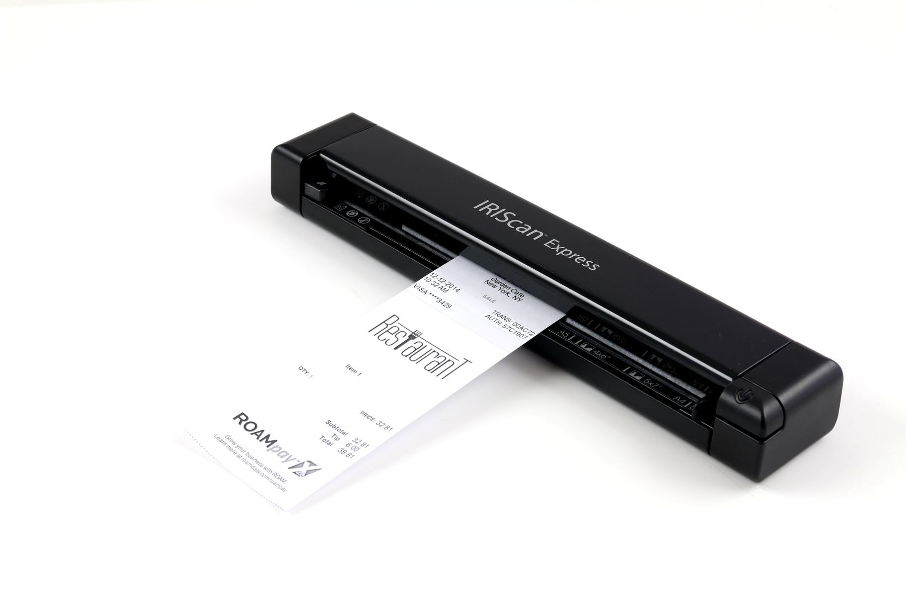 Schwarzer IRIScan Express-Scanner, mit einem gescannten Beleg. Der Scanner befindet sich auf weißem Hintergrund.