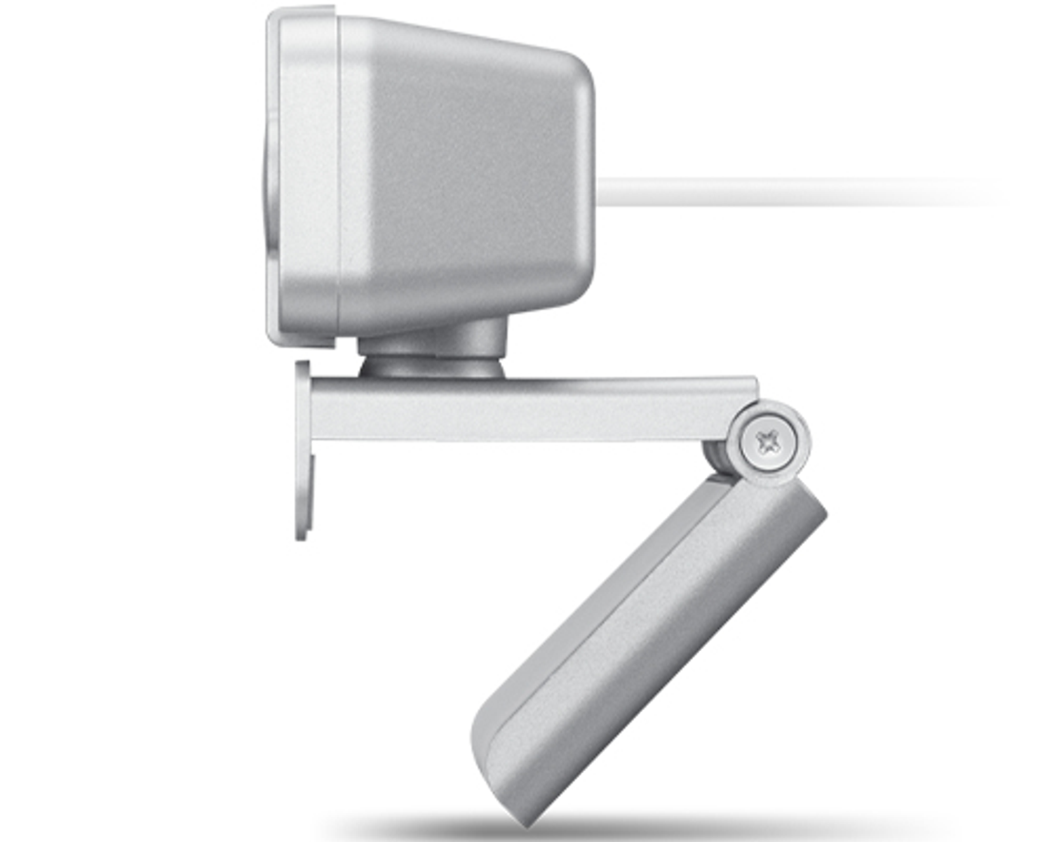 Una webcam argentata con cavo bianco, montata su un supporto, su sfondo bianco.