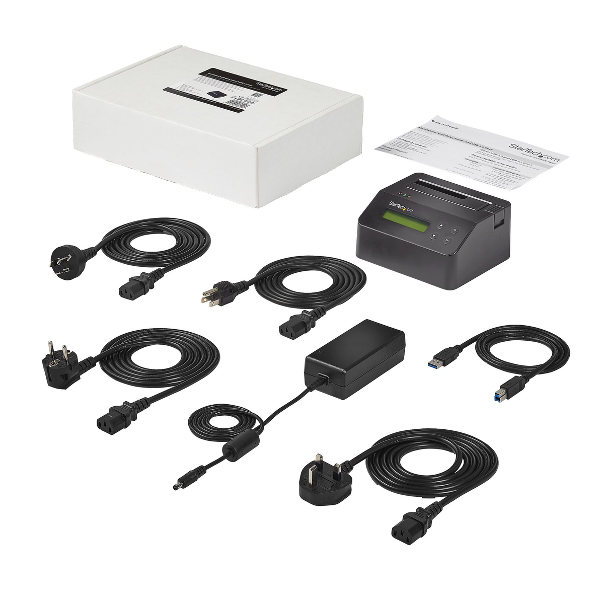 Eine Box mit verschiedenen elektronischen Geräten und Kabeln. Es gibt einen Drucker und Netzadapter.