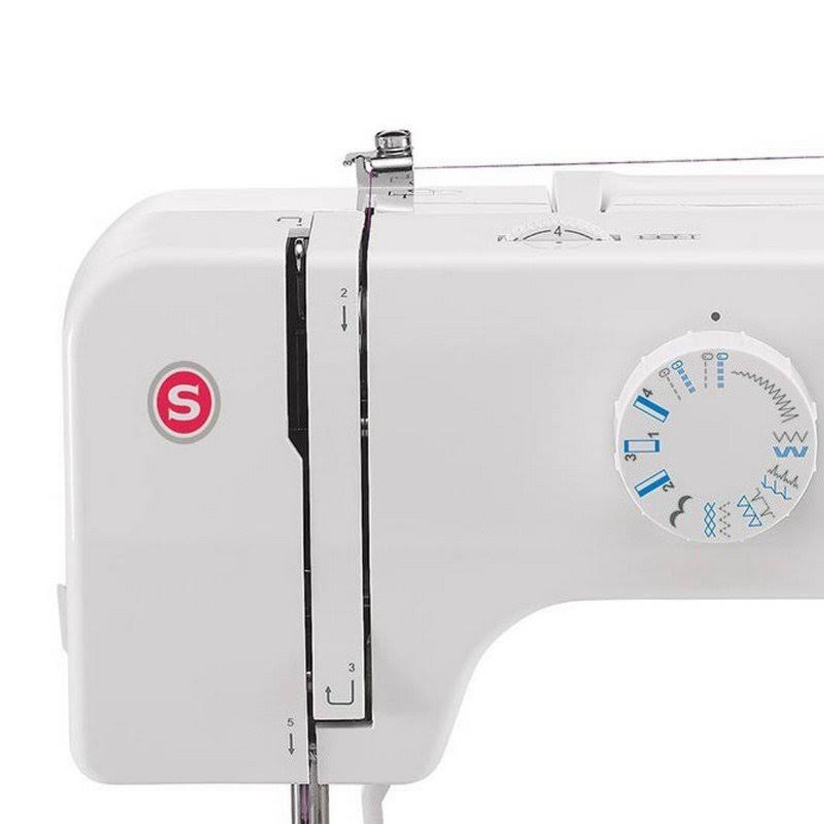 Zbliżenie białej maszyny do szycia z logo SINGER.