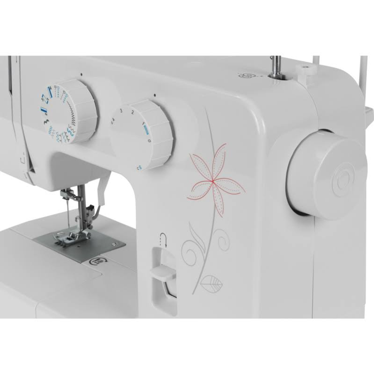 Zbliżenie białej maszyny do szycia z kwiatowym wzorem z boku i pokrętłami sterowania.