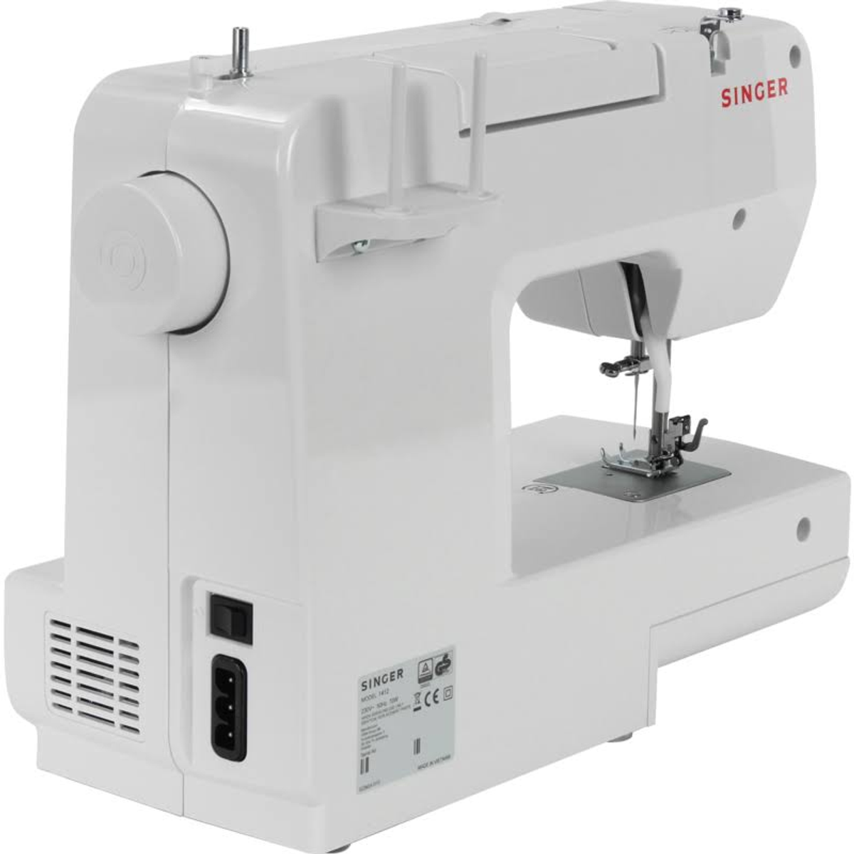 Biała maszyna do szycia Singer. Maszyna stoi na białym stole.
