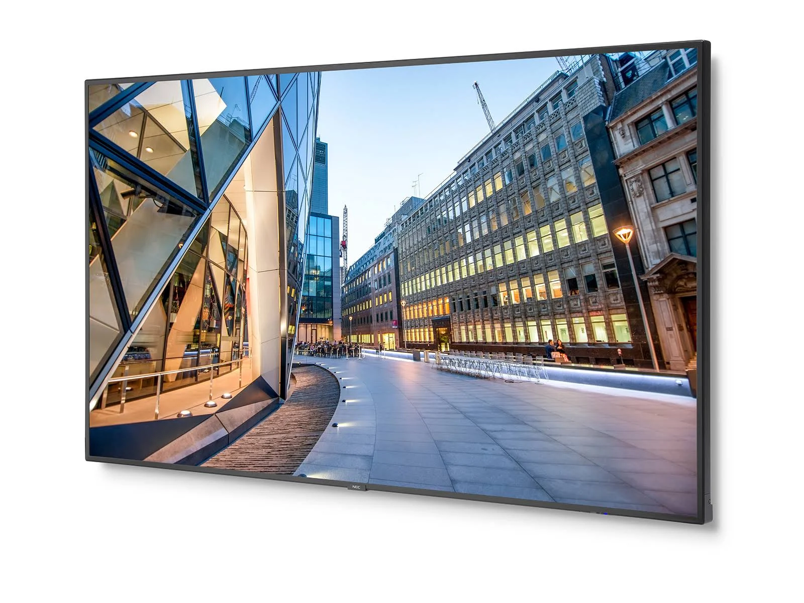 Un monitor che mostra una scena urbana moderna. Sono visibili edifici, strada e cielo.