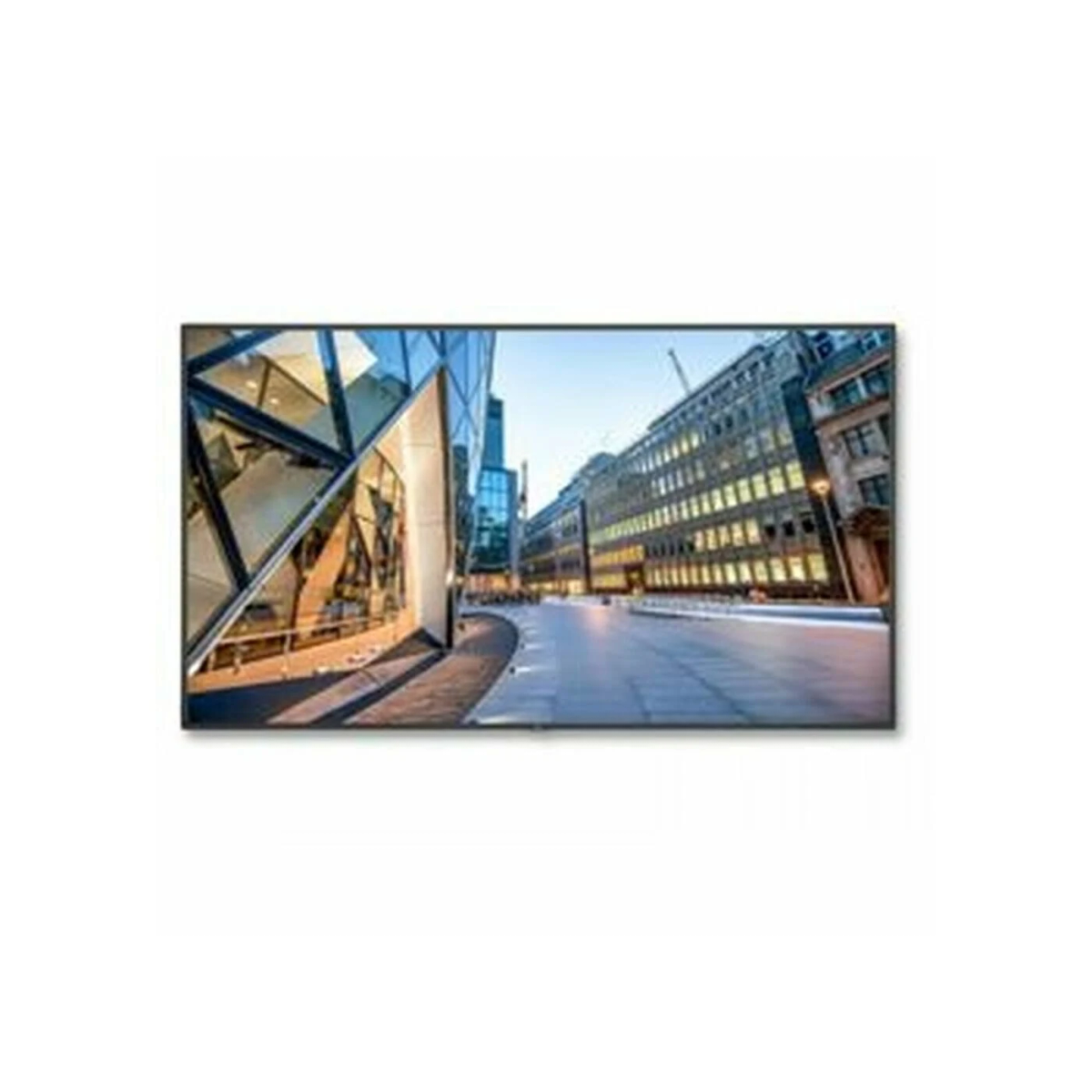 Un televisore widescreen mostra una scena cittadina: edifici, cielo. La TV è su sfondo bianco.