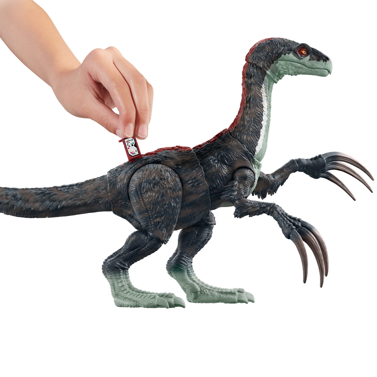 Giocattolo di dinosauro con una mano che posiziona una piccola carta sulla schiena. Sfondo bianco.