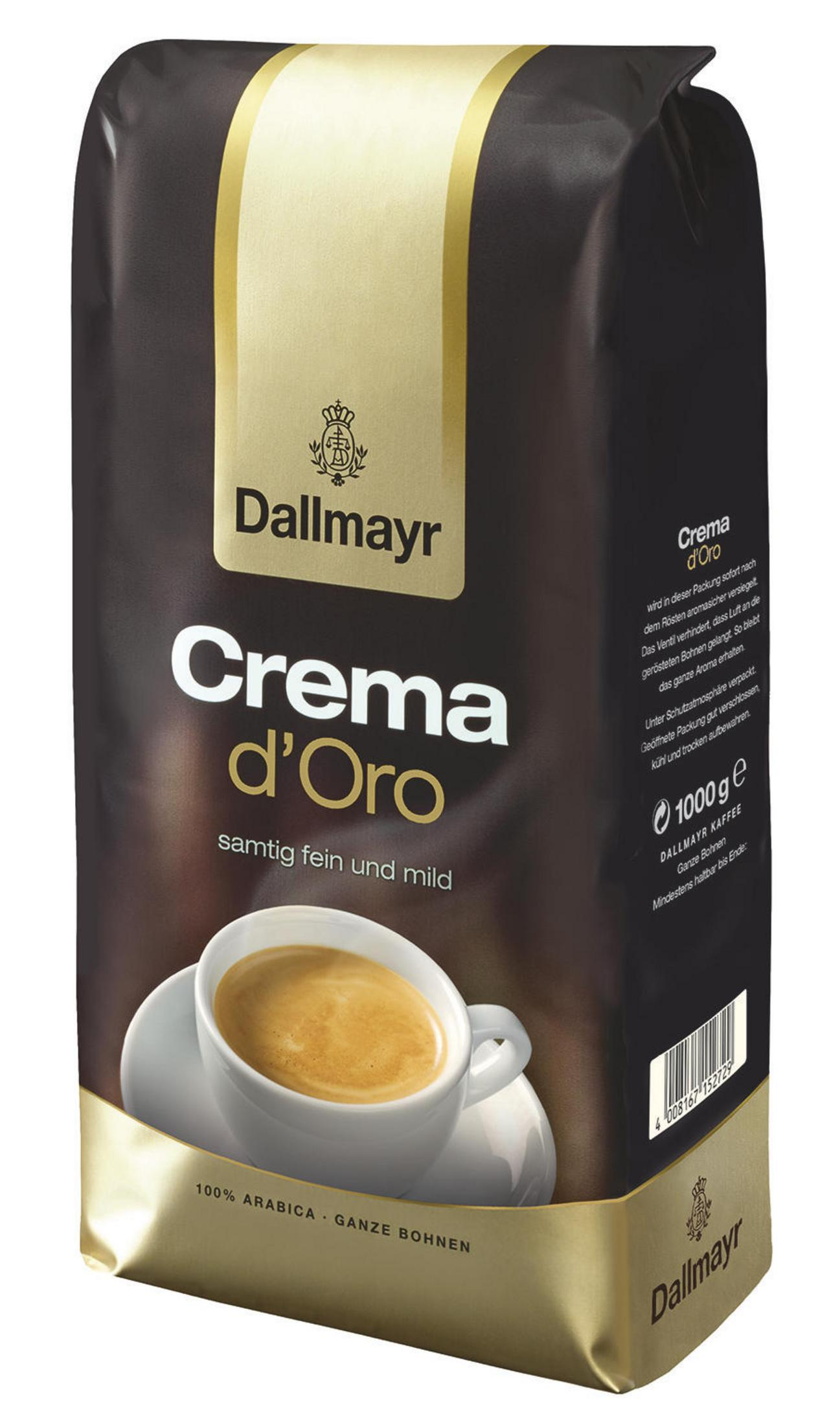 Kaffeepackung von Dallmayr Crema d'Oro mit einer Tasse Kaffee auf einer Untertasse und Text.