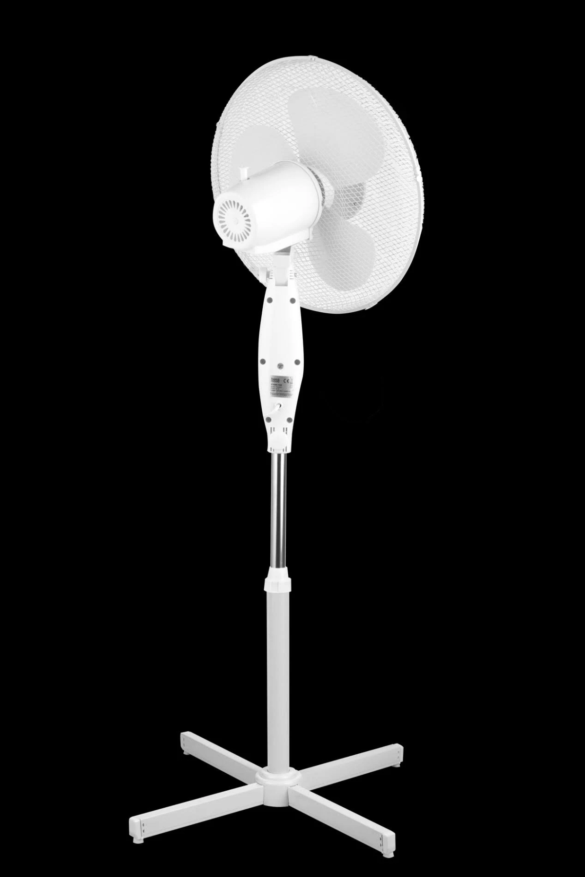 Weißer Standventilator mit drei Flügeln. Der Ventilator ist weiß und steht auf schwarzem Hintergrund.