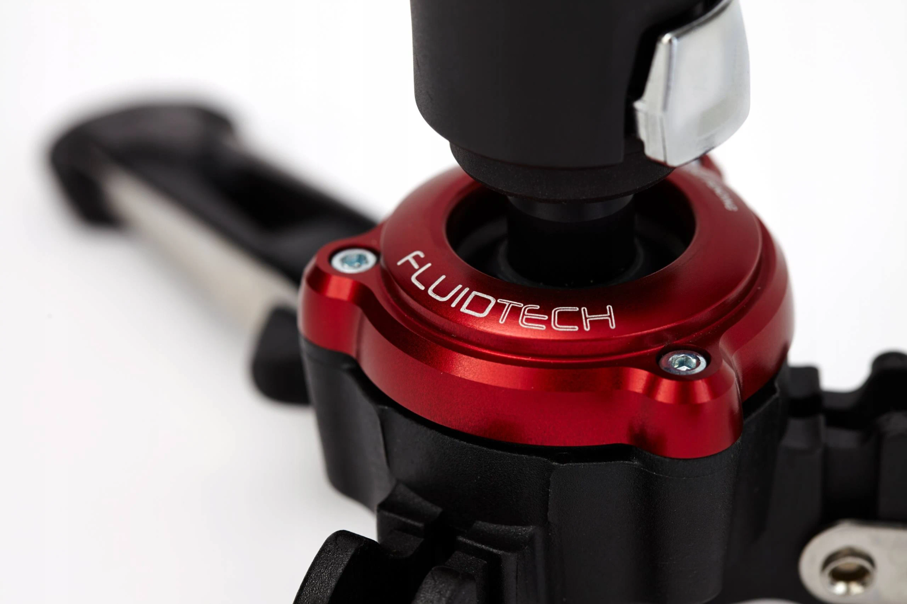 Una parte roja y negra de un estabilizador de cámara con el texto 'FLUIDTECH' en blanco sobre fondo blanco.