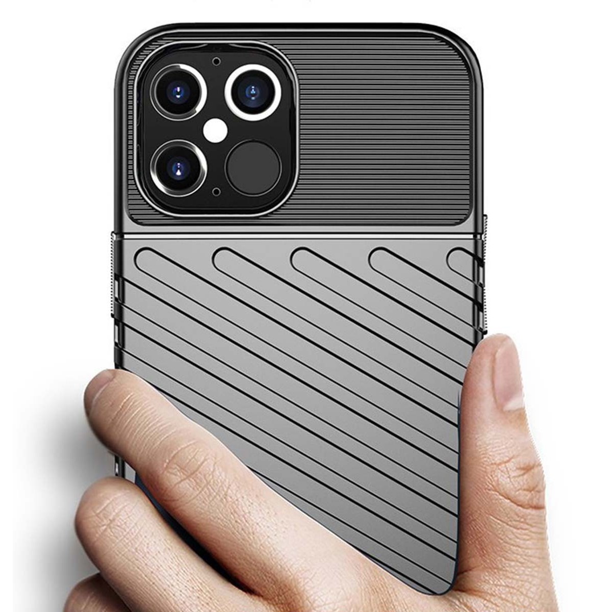 Una mano sosteniendo una funda de teléfono. La funda es gris con líneas diagonales. El teléfono no es visible.