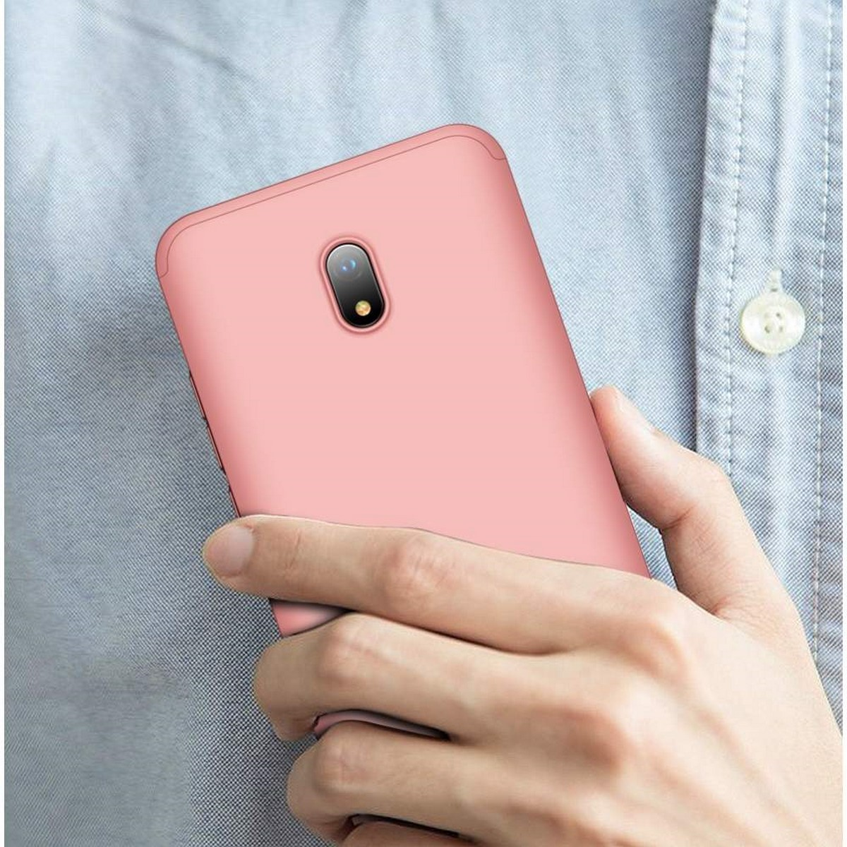 Una persona sosteniendo un teléfono rosa.