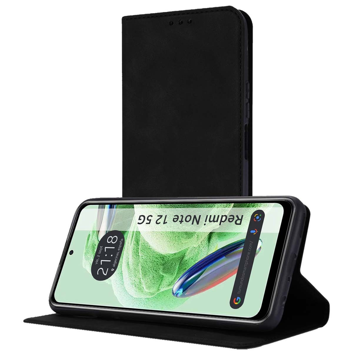 Telefono nero in una custodia nera aperta. Lo schermo mostra l'ora e il luogo. La custodia è in pelle.