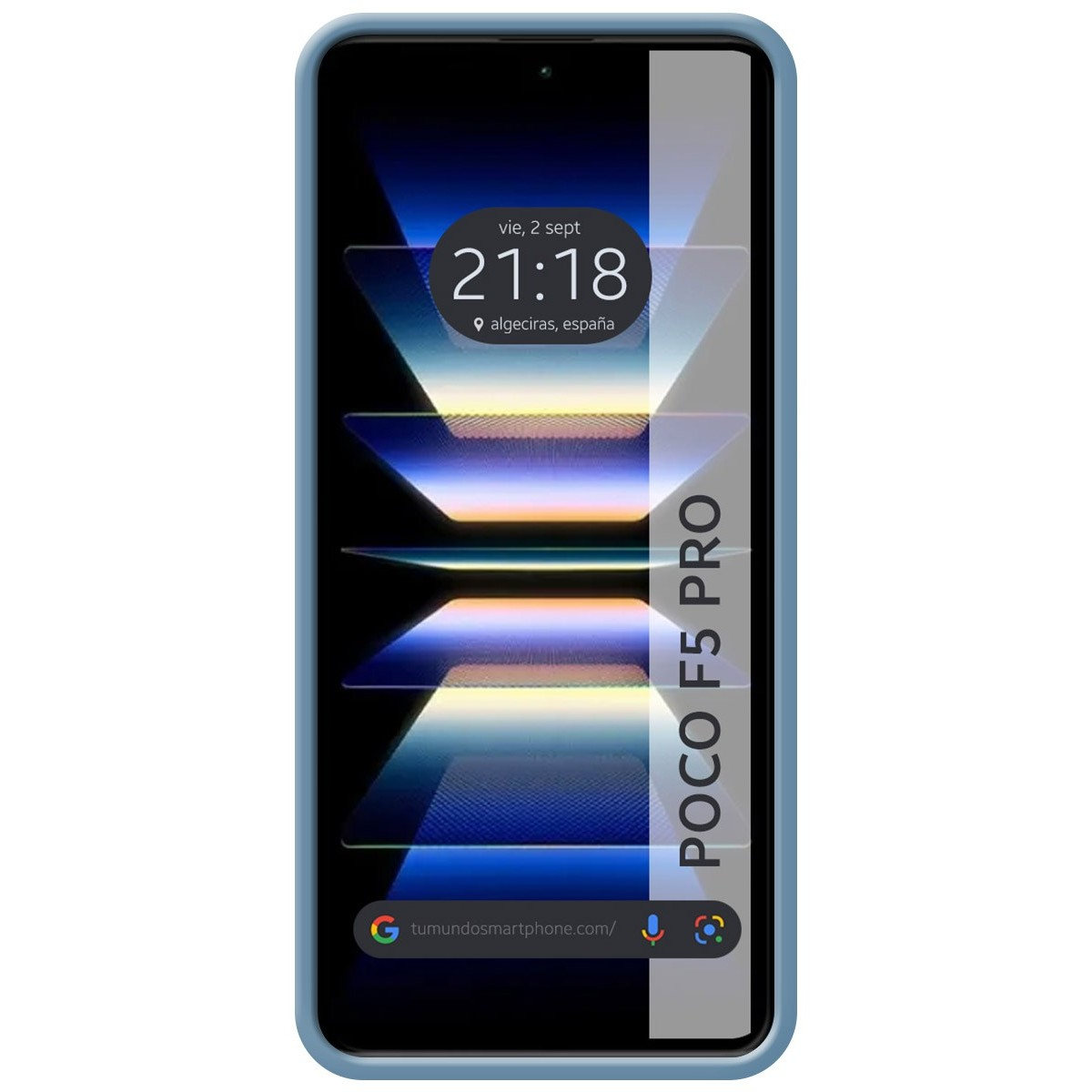 Telefono che mostra ora e luogo. Custodia blu con design geometrico astratto.