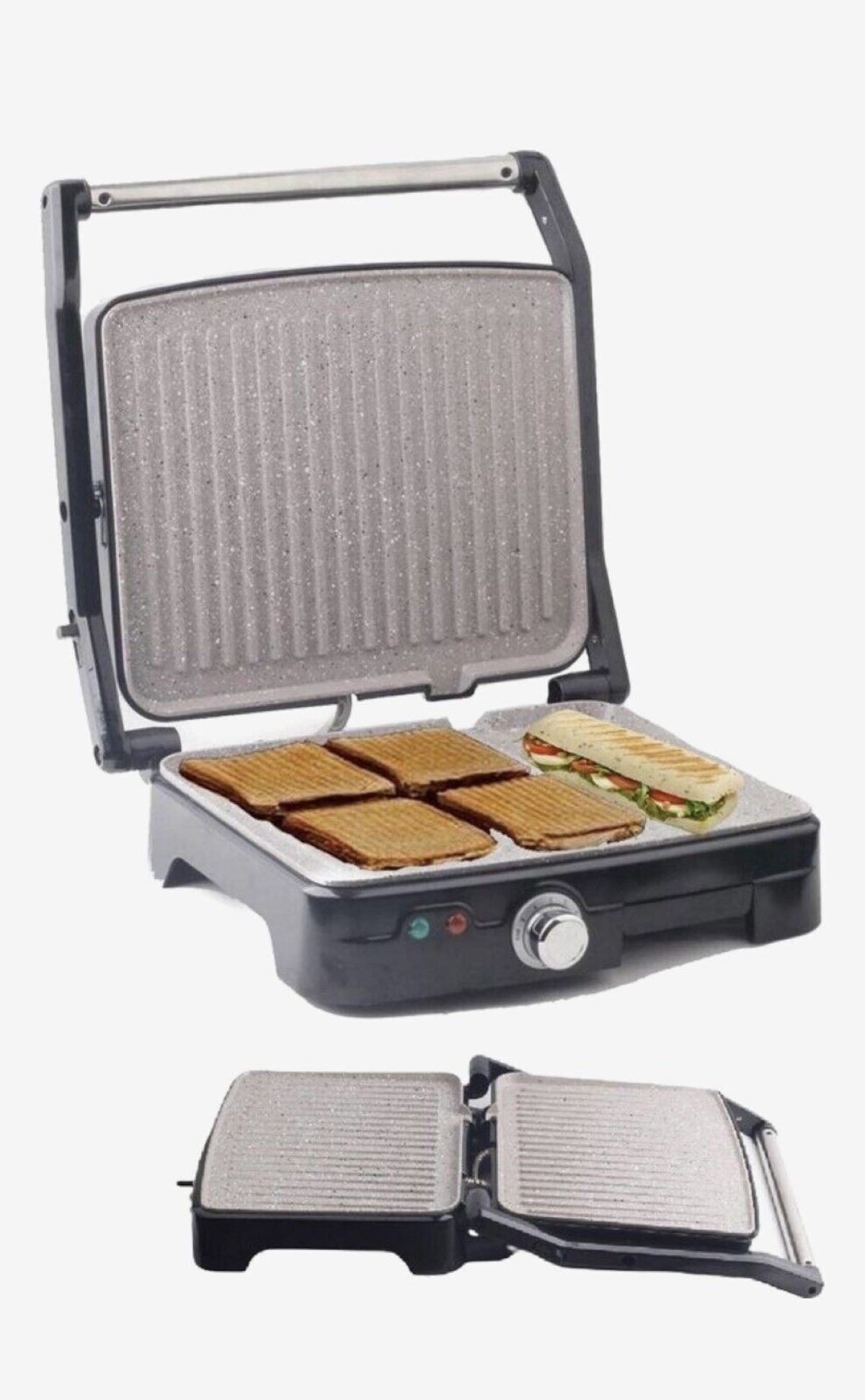 Offene Panini-Presse mit vier Sandwiches und einem Panini. Zusätzliche Presse unten.