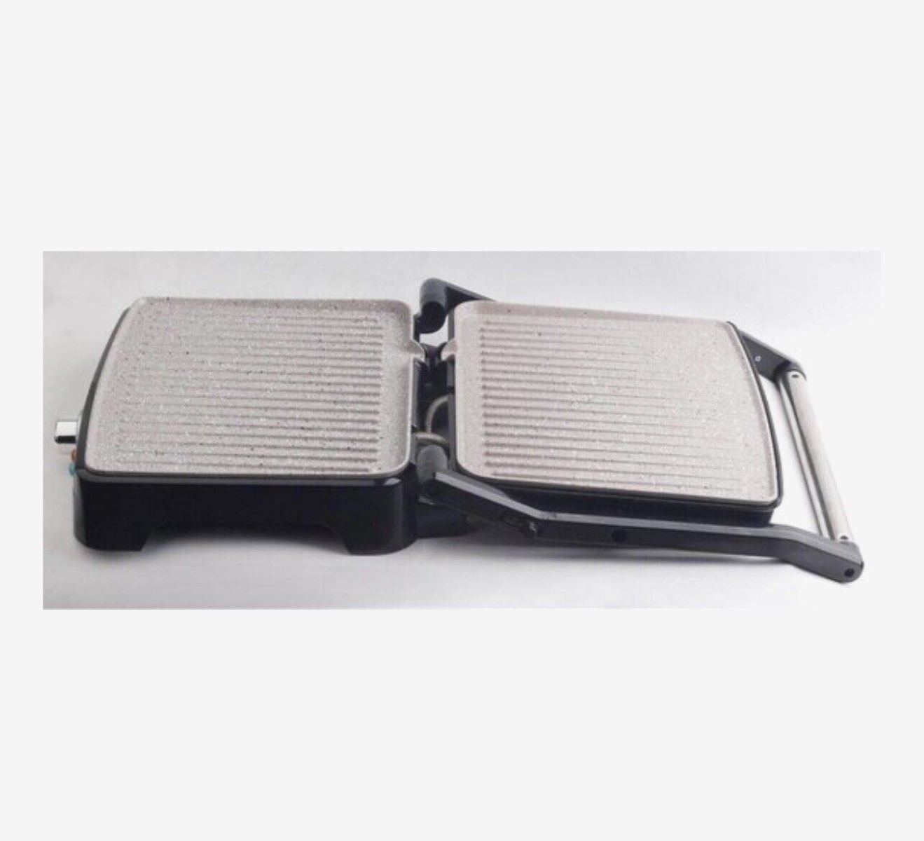 Ein offener Elektrogrill mit zwei Grillplatten.
