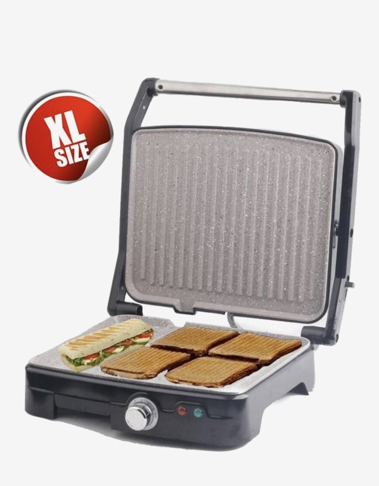 Ein offener XL-Grill mit Essen auf der Platte. Ein roter XL-Aufkleber auf der linken Seite.