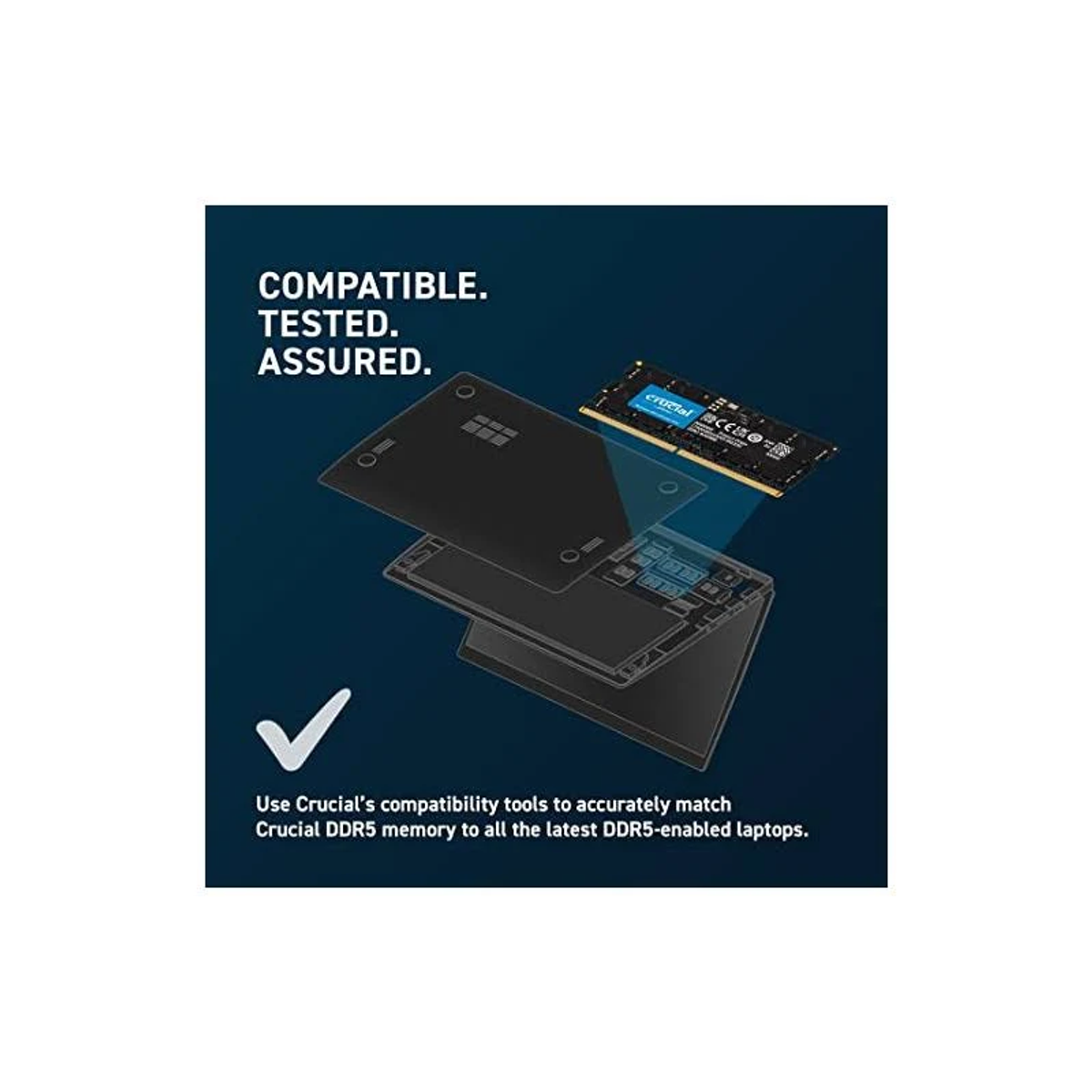 Obraz otwartego laptopa z modułem pamięci Crucial DDR5 i białym znakiem wyboru.