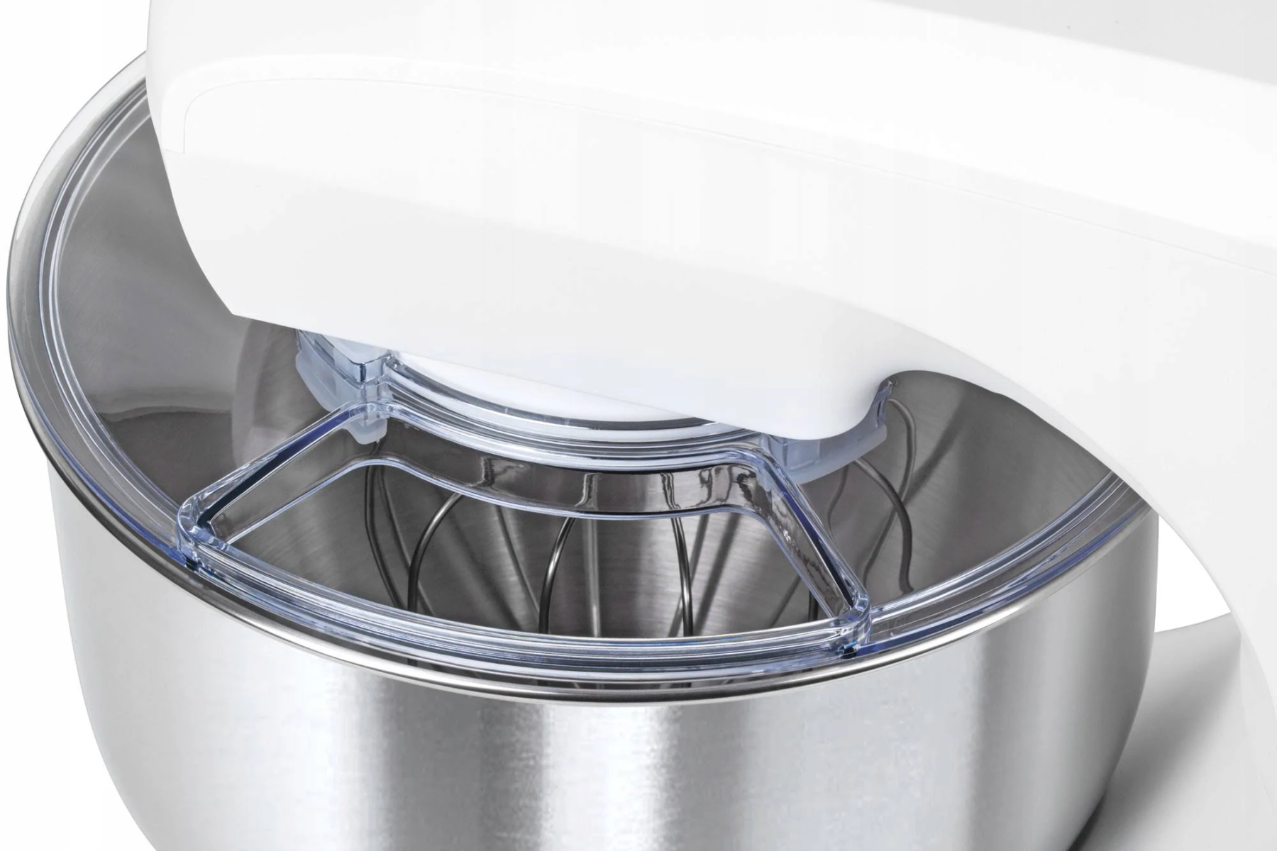 Mixerschüssel und Schneebesen. Weißer Mixer, Edelstahlschüssel. Nahaufnahme.