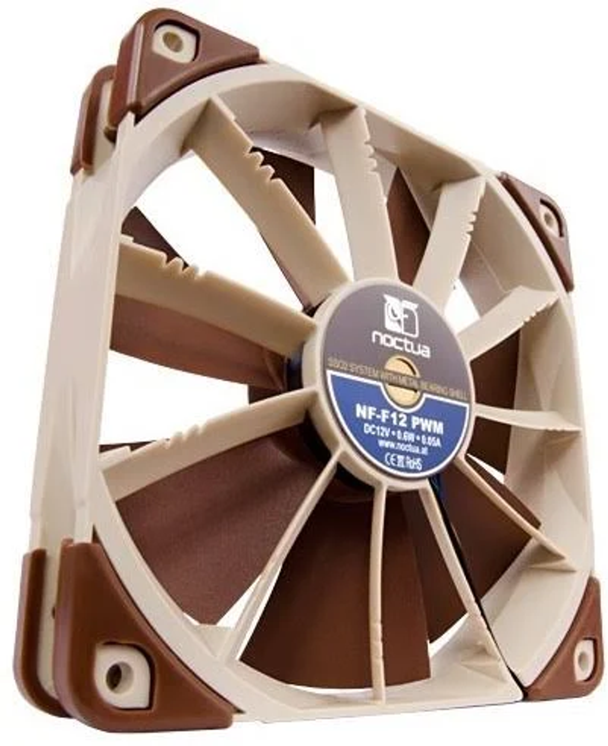 Kwadratowy wentylator komputerowy, beżowa ramka, brązowe łopatki i niebiesko-biała etykieta pośrodku.