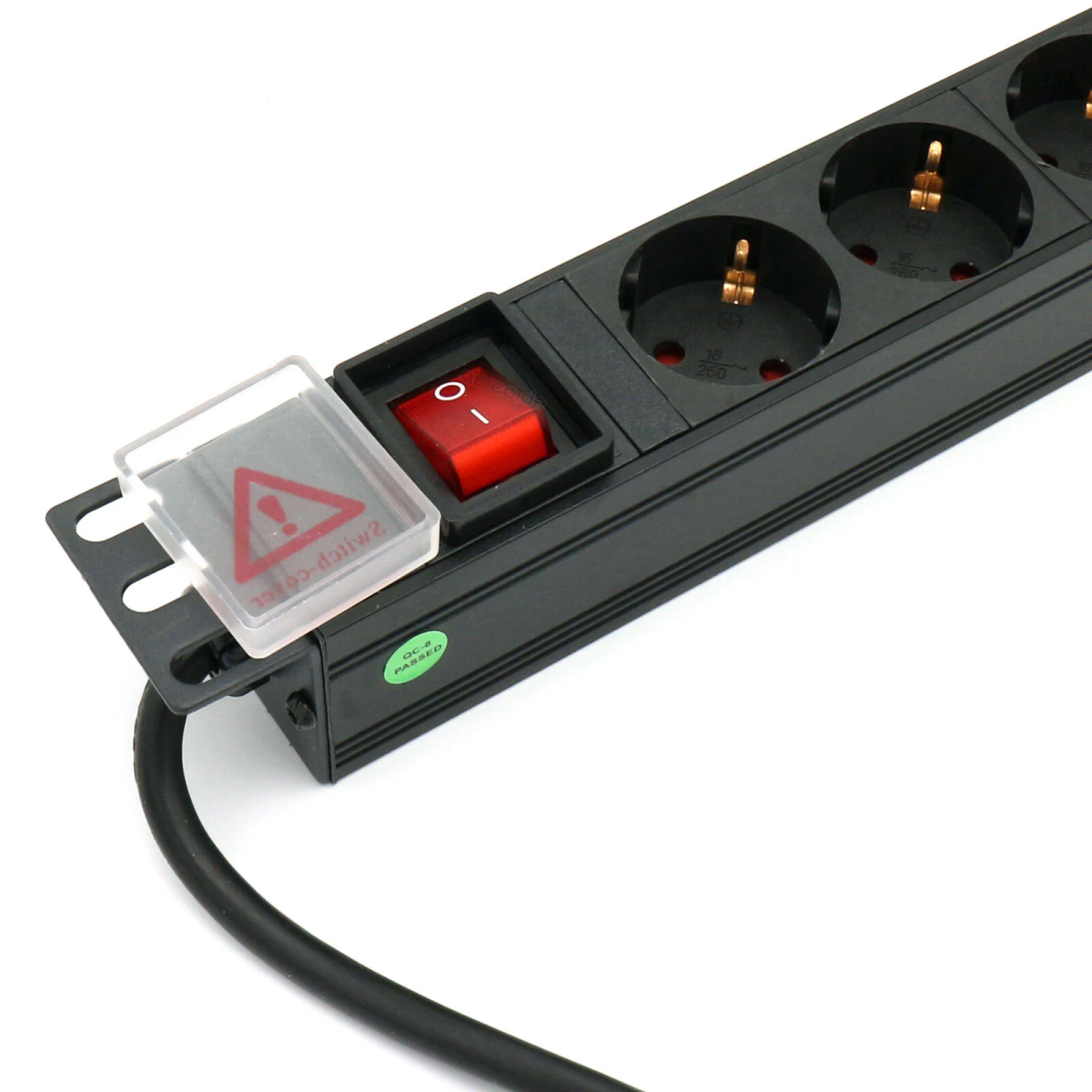 Czarna listwa zasilająca z czerwonym włącznikiem/wyłącznikiem i etykietą ostrzegawczą, na białym tle.