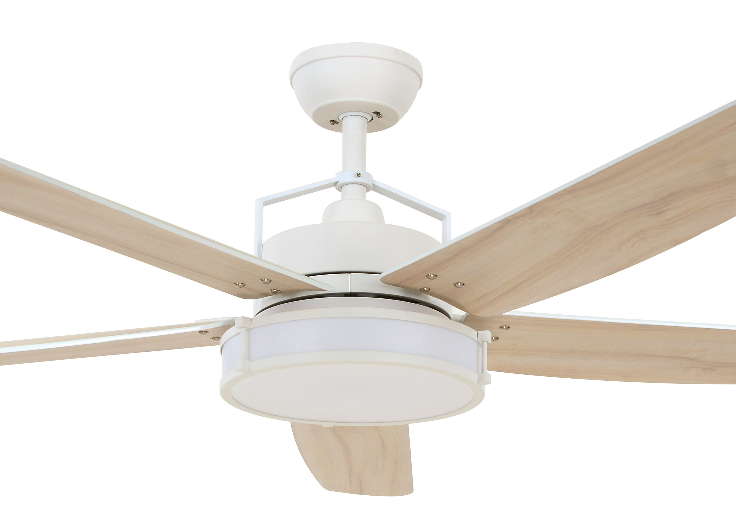 Ein weißer Deckenventilator mit Holzblättern, vor weißem Hintergrund.