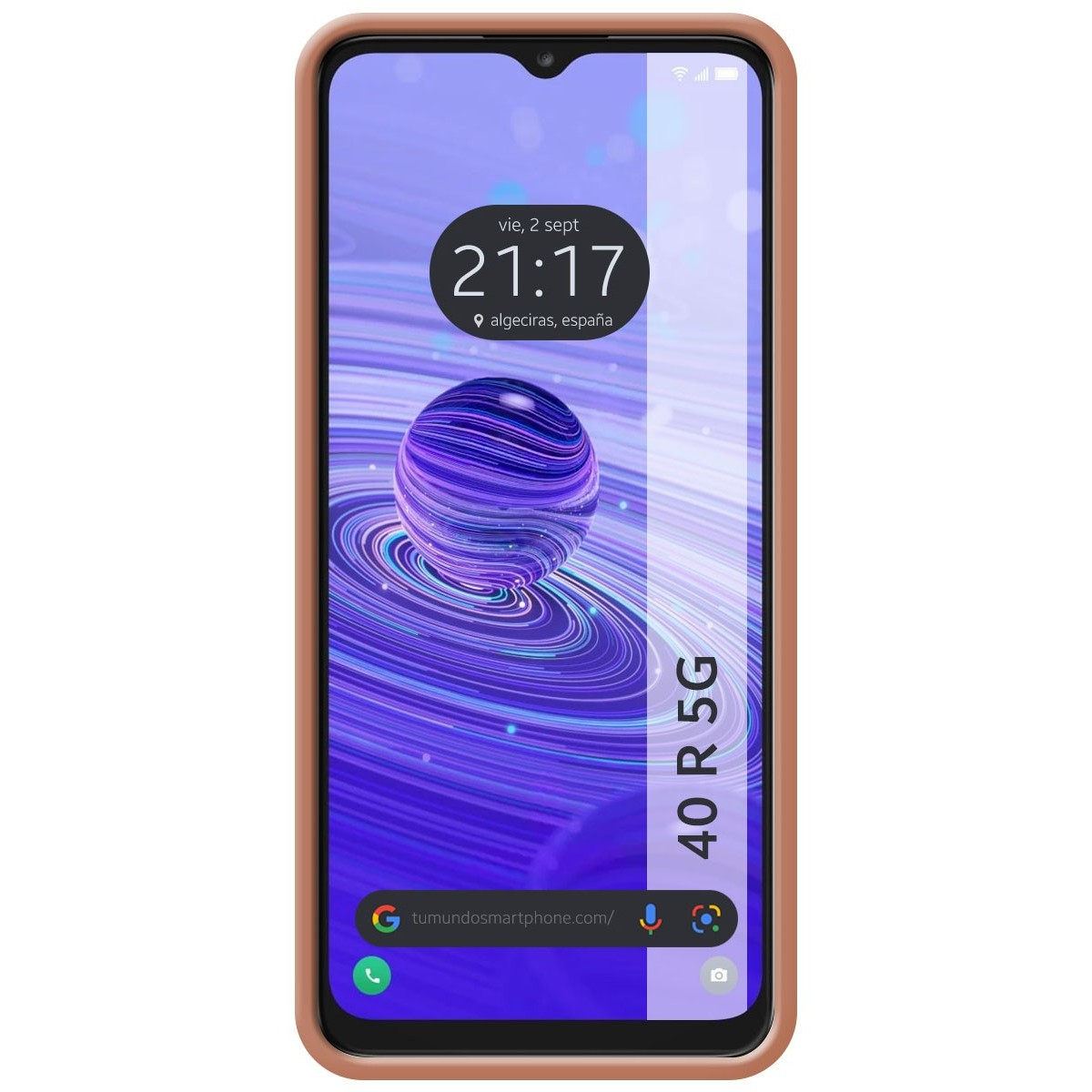 Schermo del telefono con custodia color pesca mostra ora, data e posizione.