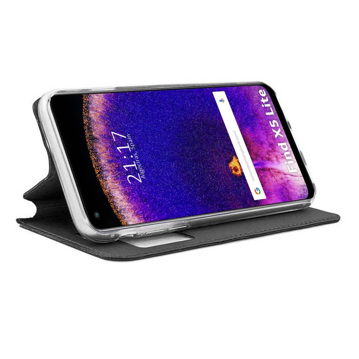 Teléfono en una funda negra abierta, sobre un fondo blanco.