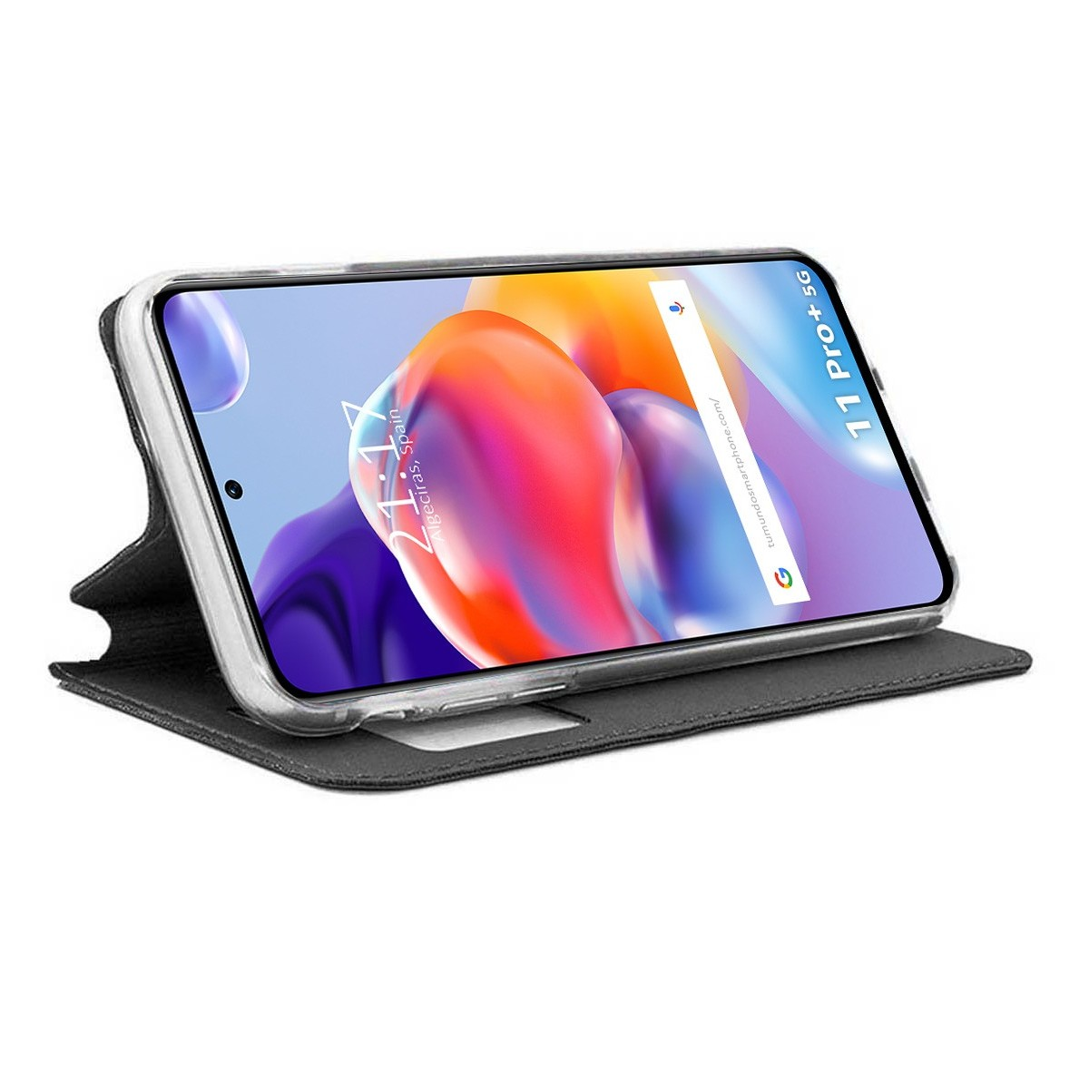 Smartphone in una custodia aperto. Schermo mostra ora e luogo.