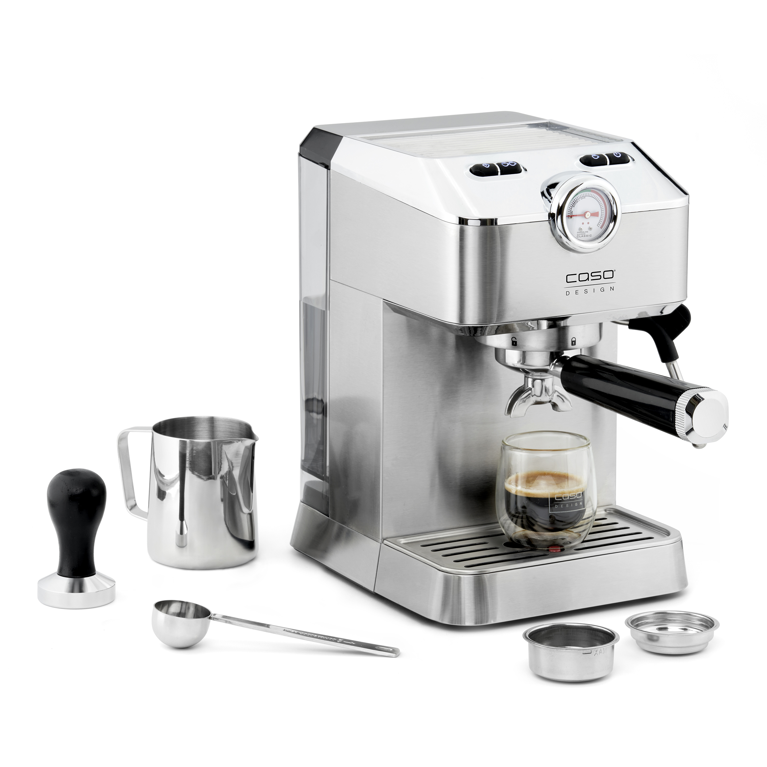 Silberne Espressomaschine mit Zubehör. Enthält einen Tamper, Messlöffel und Milchaufschäumer.